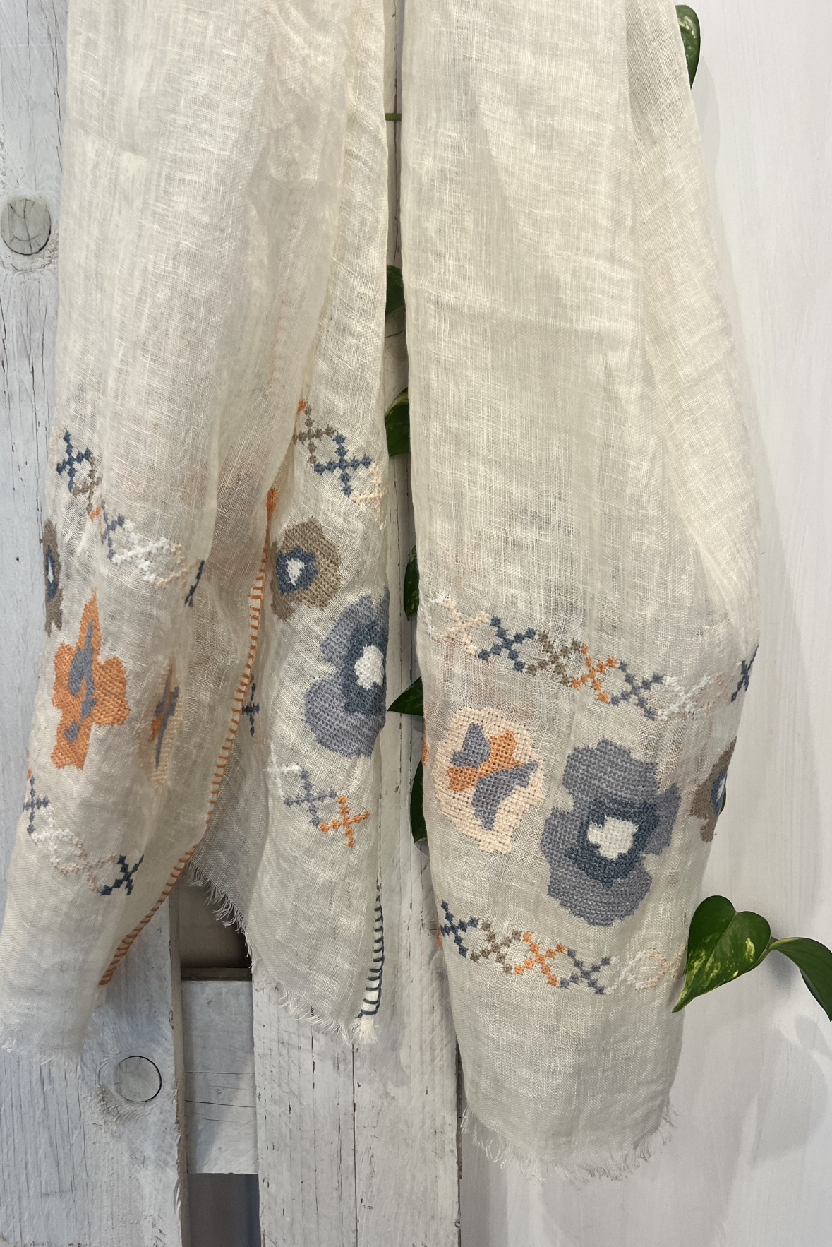 Sciarpa pareo in lino con ricami