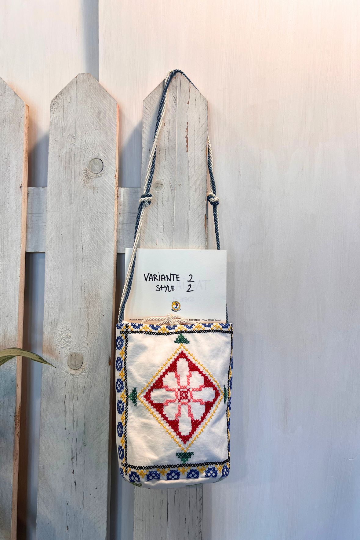Borsa ricamata con tracolla