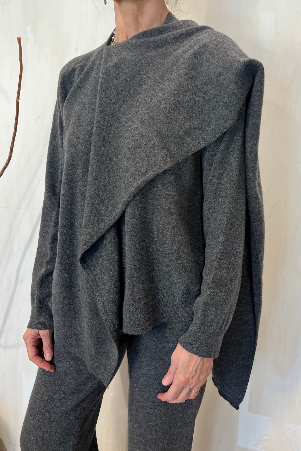 Maglia con sciarpa in lana vergine
