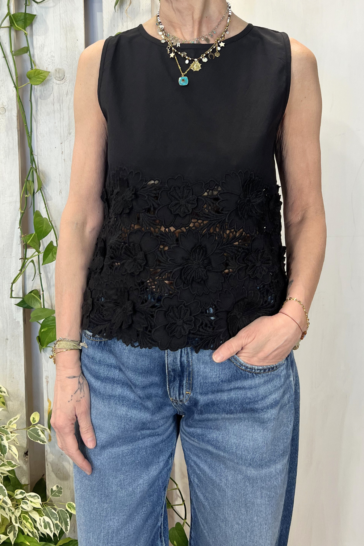 Top con pizzo