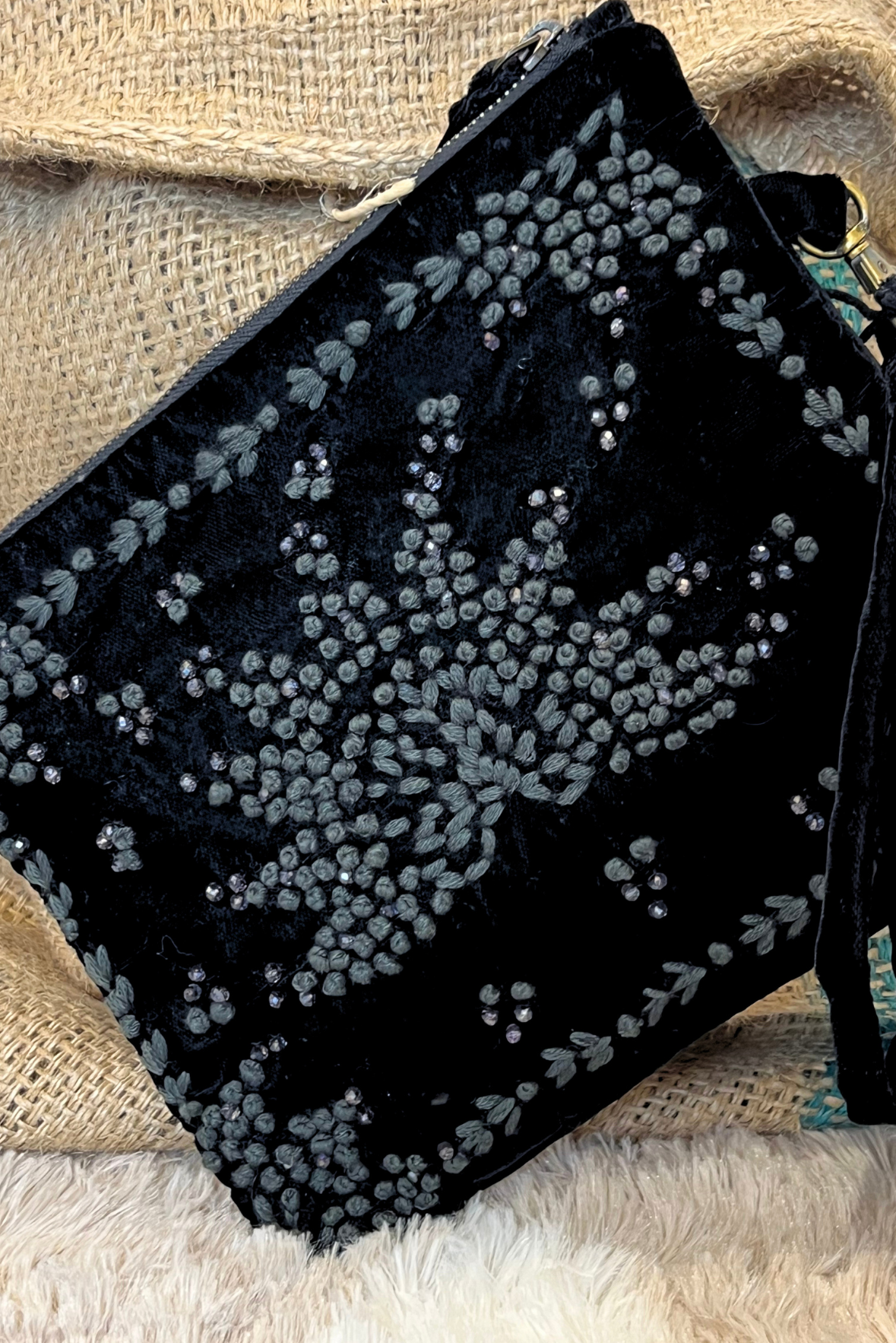 Clutch in velluto con ricami e applicazioni
