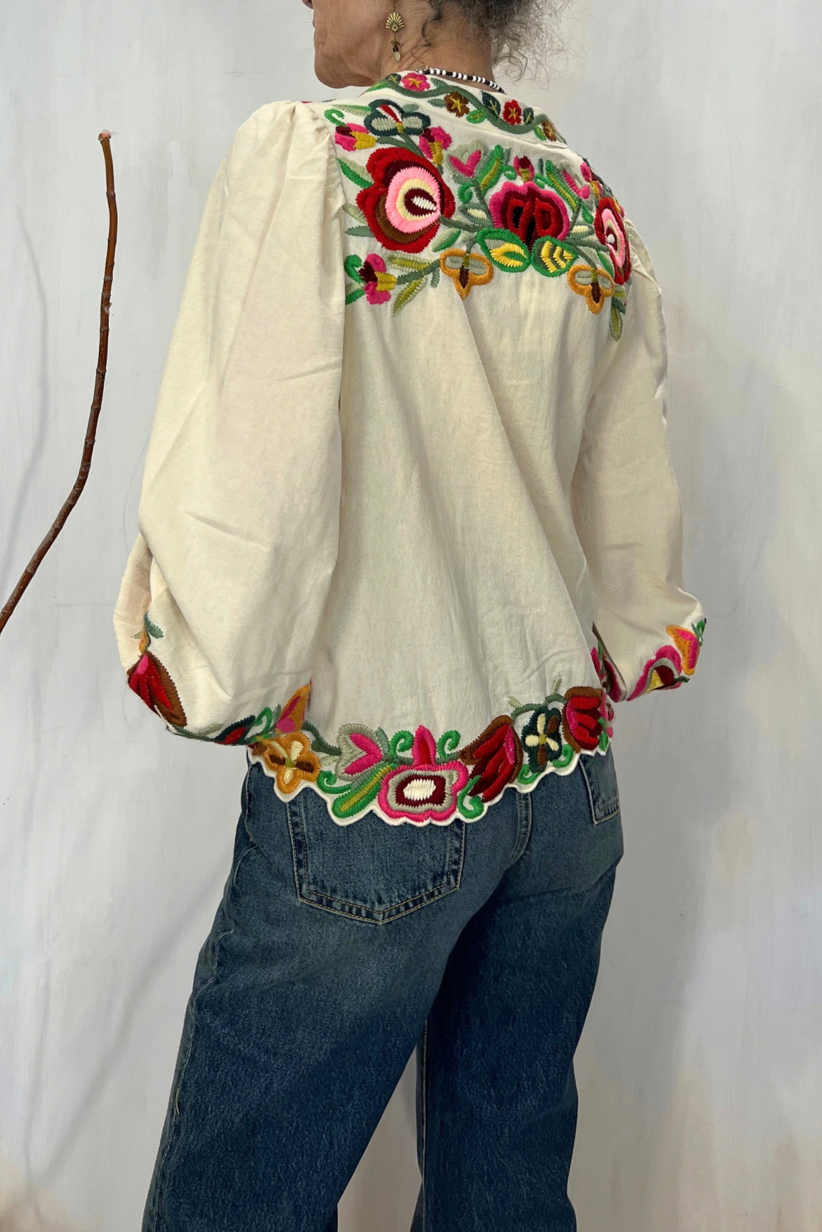 Camicia con ricami floreali