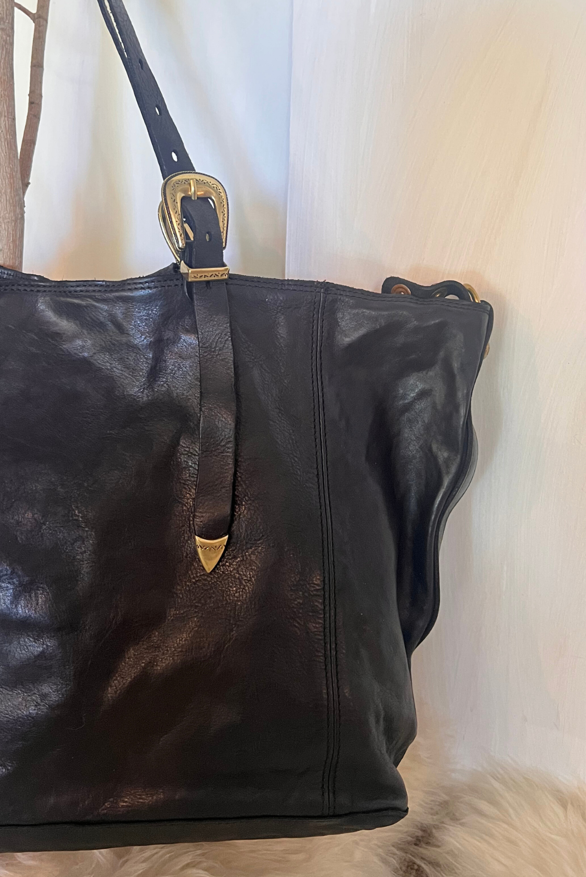 Shopper in pelle con fibbie texane