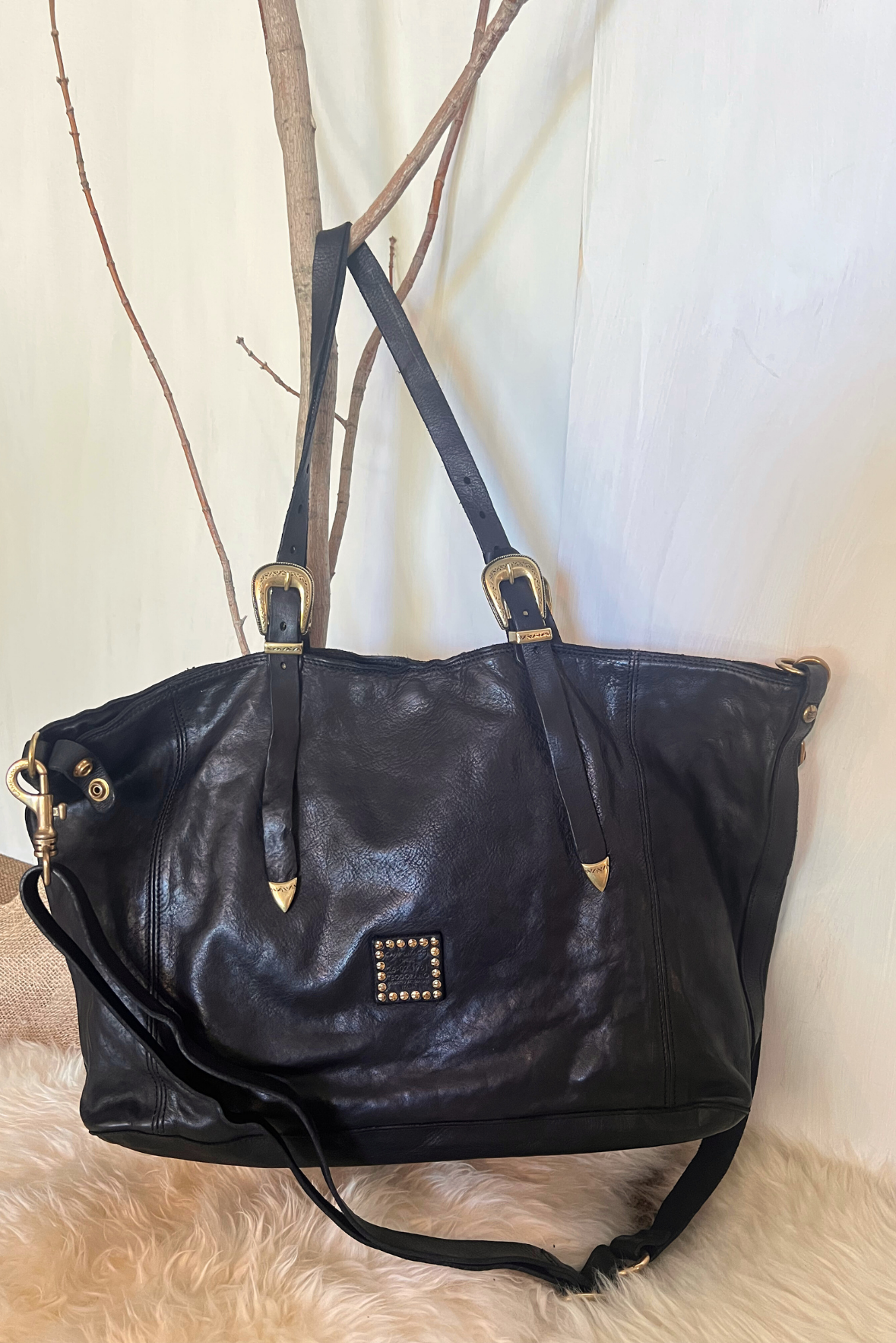 Shopper in pelle con fibbie texane