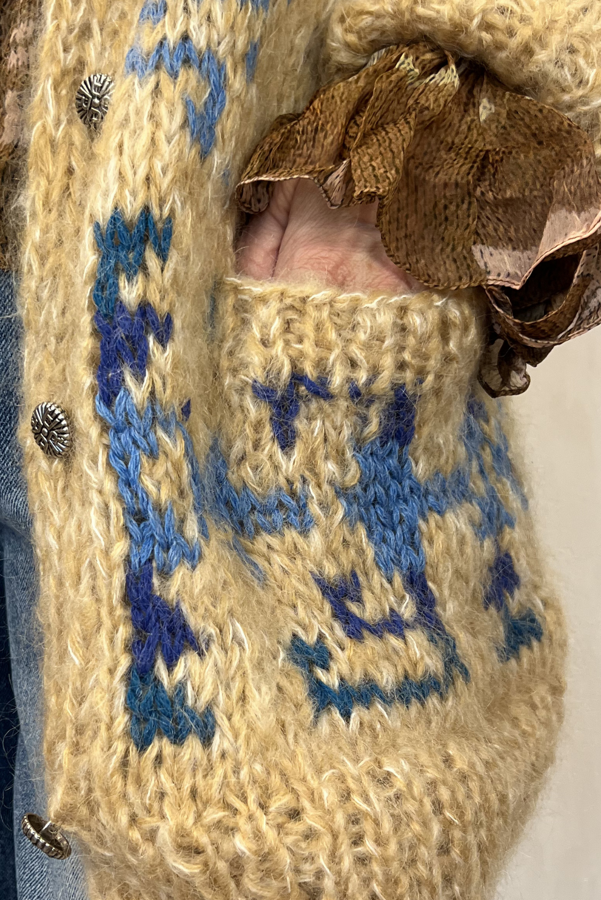 Cardigan over jaquard