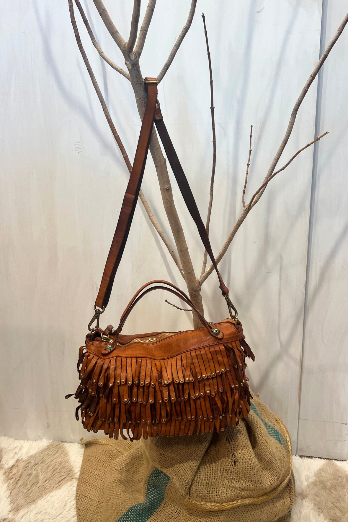 Borsa in pelle con frangine borchiate