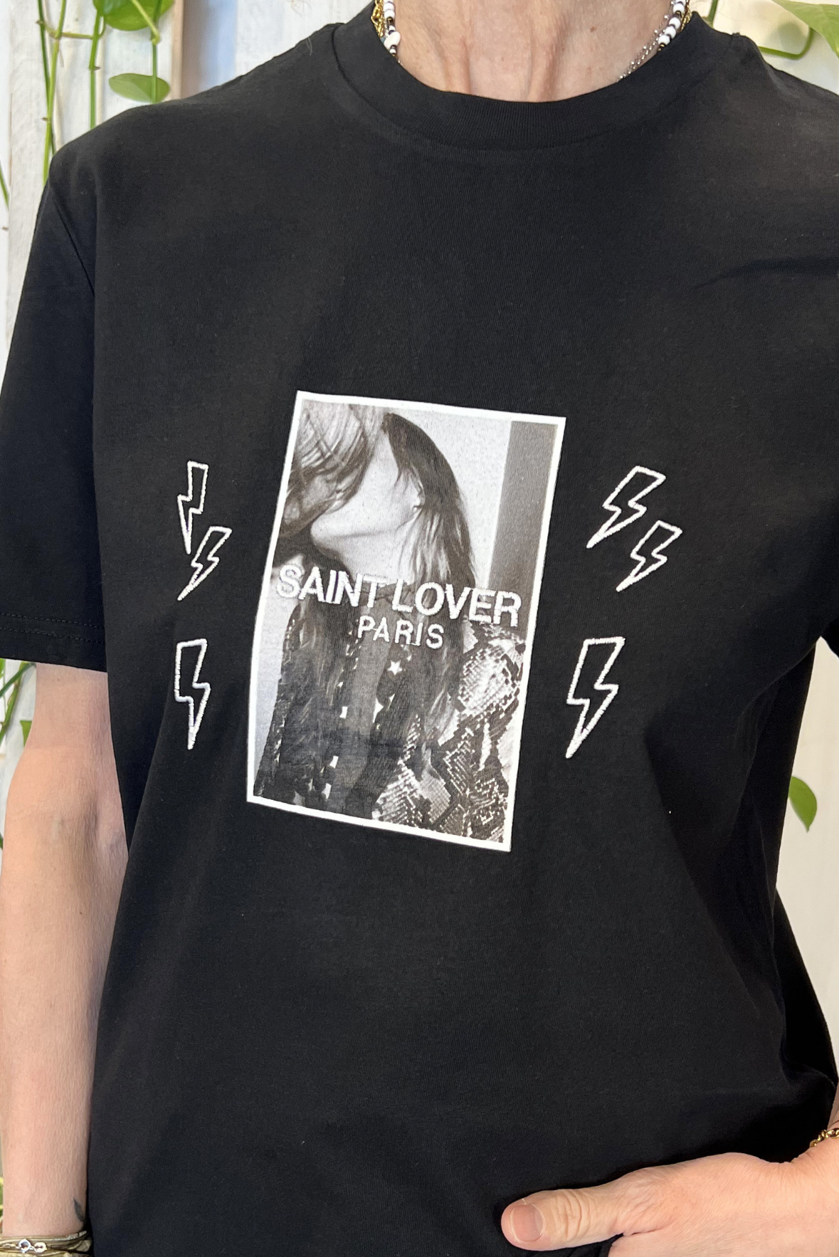 T-shirt con stampa e ricami
