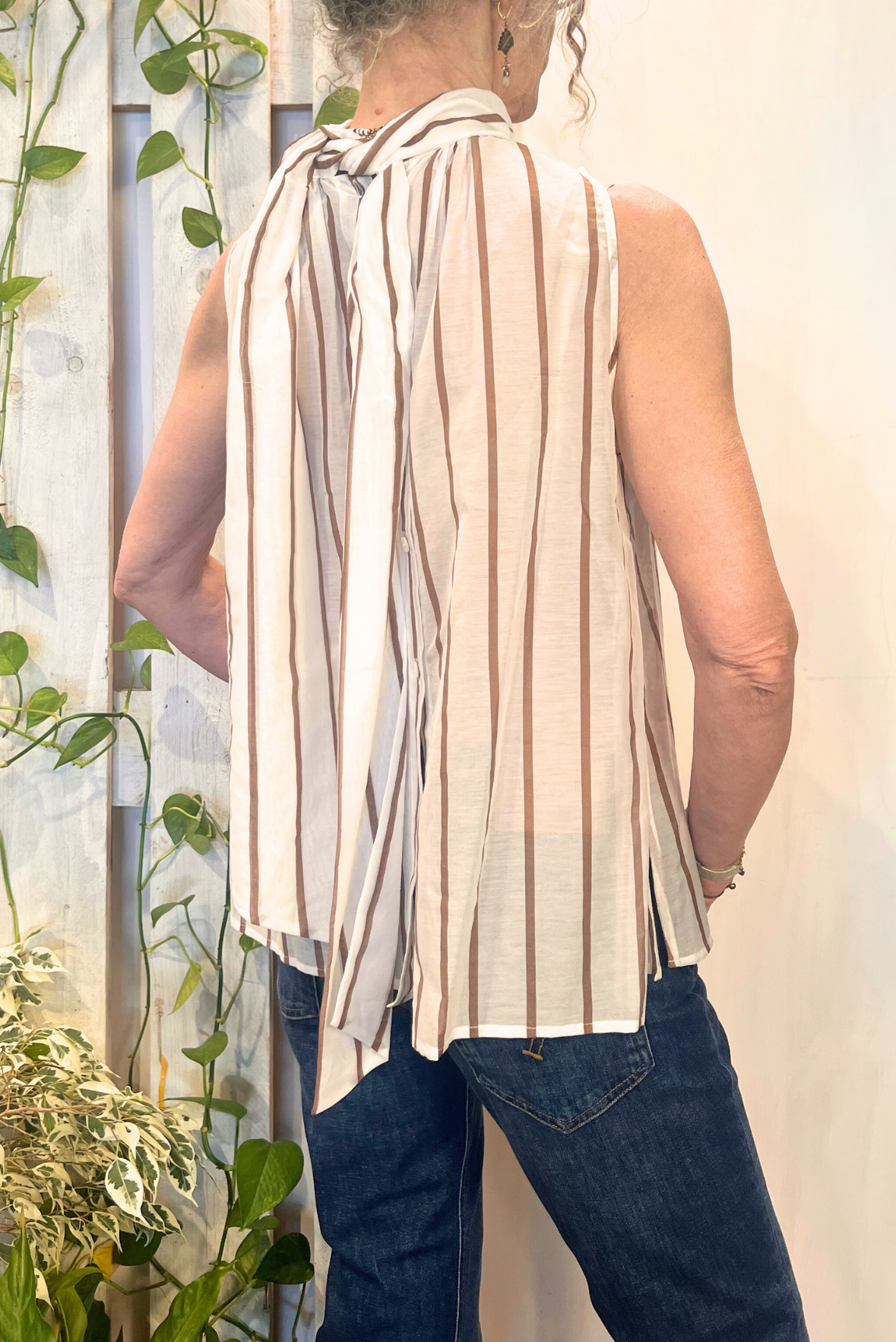 Top smanicato con fiocco