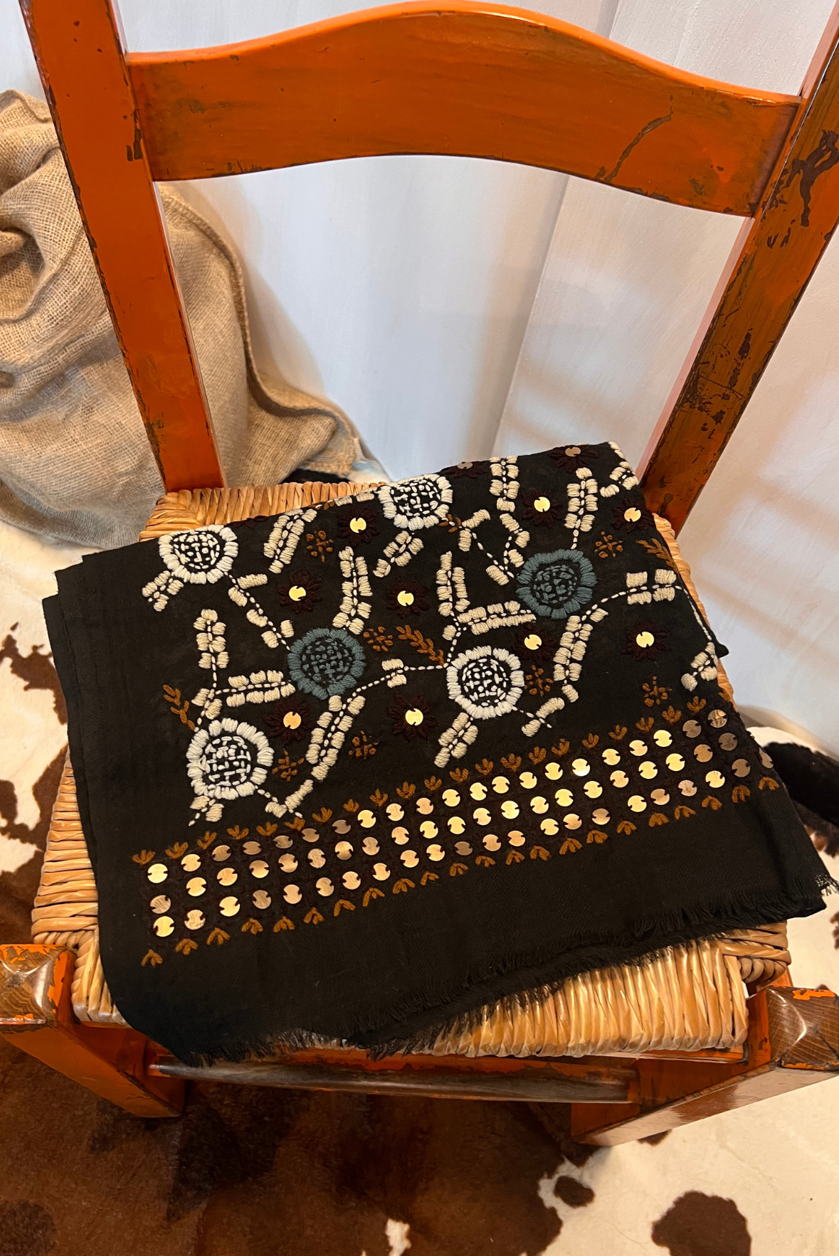 Sciarpa con ricami e paillettes