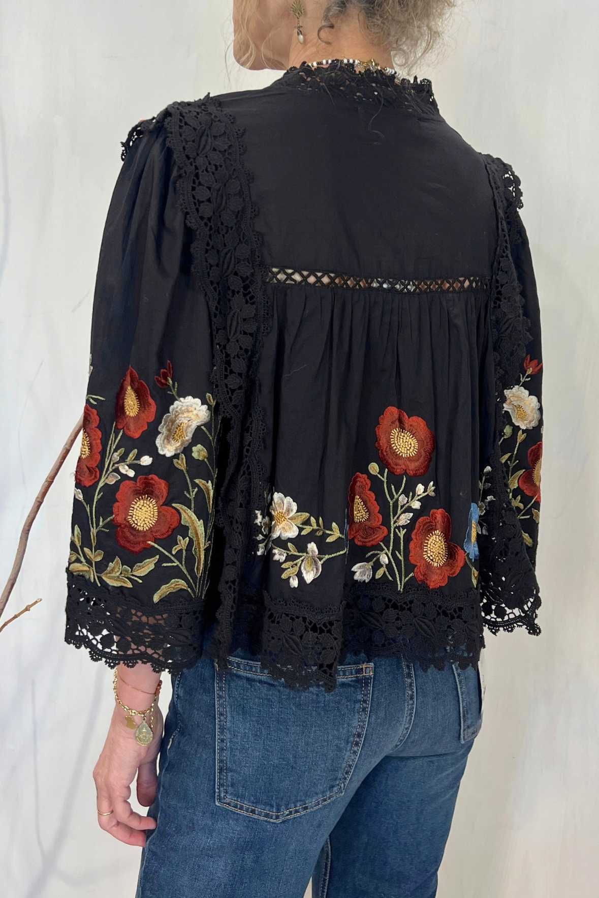 Blusa con ricami e pizzo
