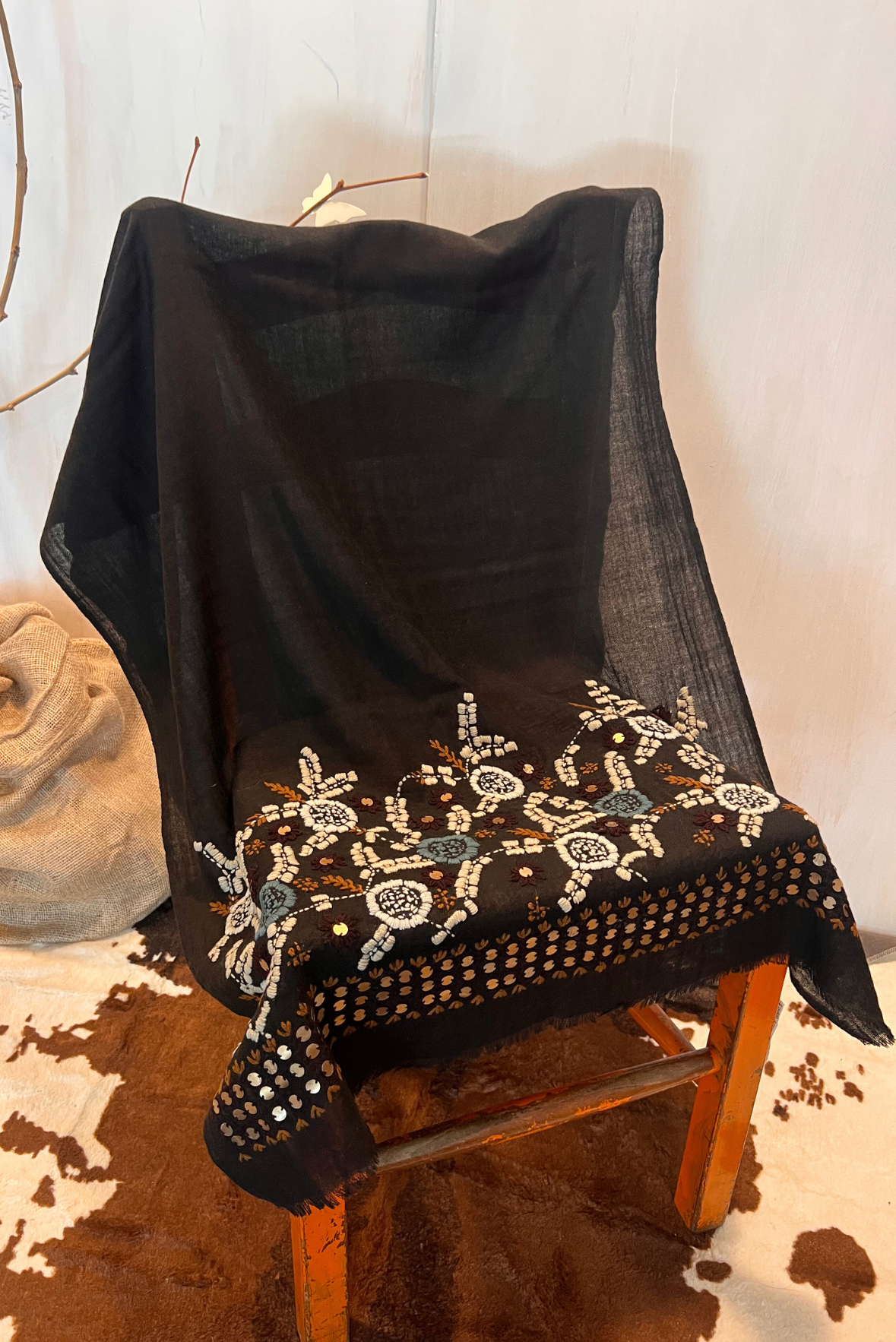 Sciarpa con ricami e paillettes