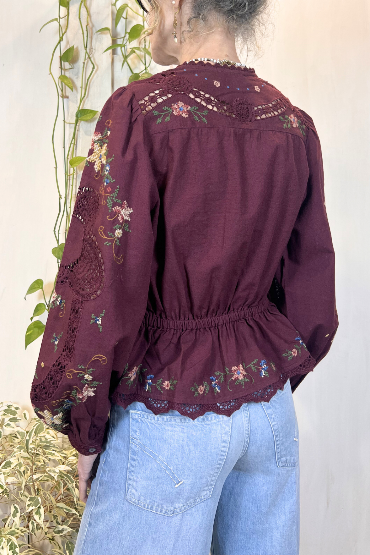 Camicia con ricami e pizzo