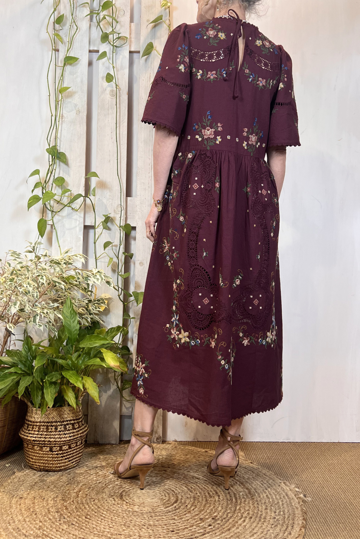 Abito lungo con ricami e pizzo all over