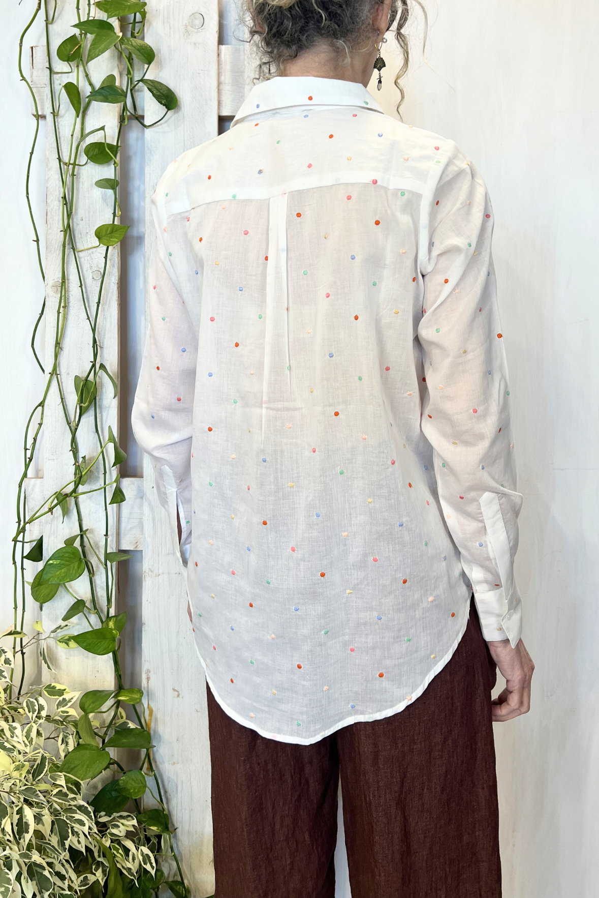 Camicia con ricami pois