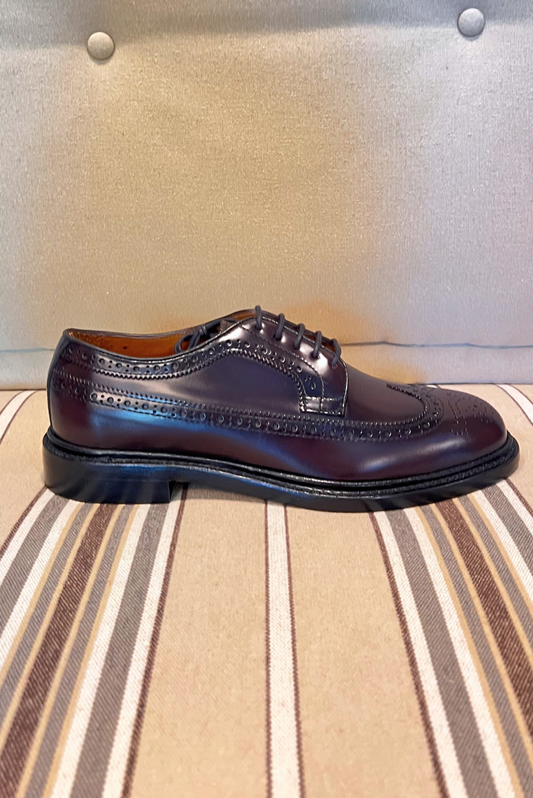 Calzatura in pelle traforata con lacci