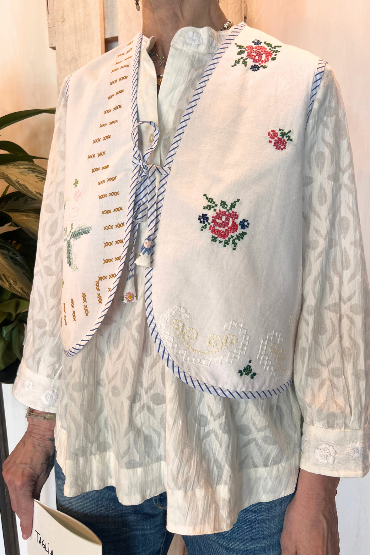 Gilet con ricami e laccetto