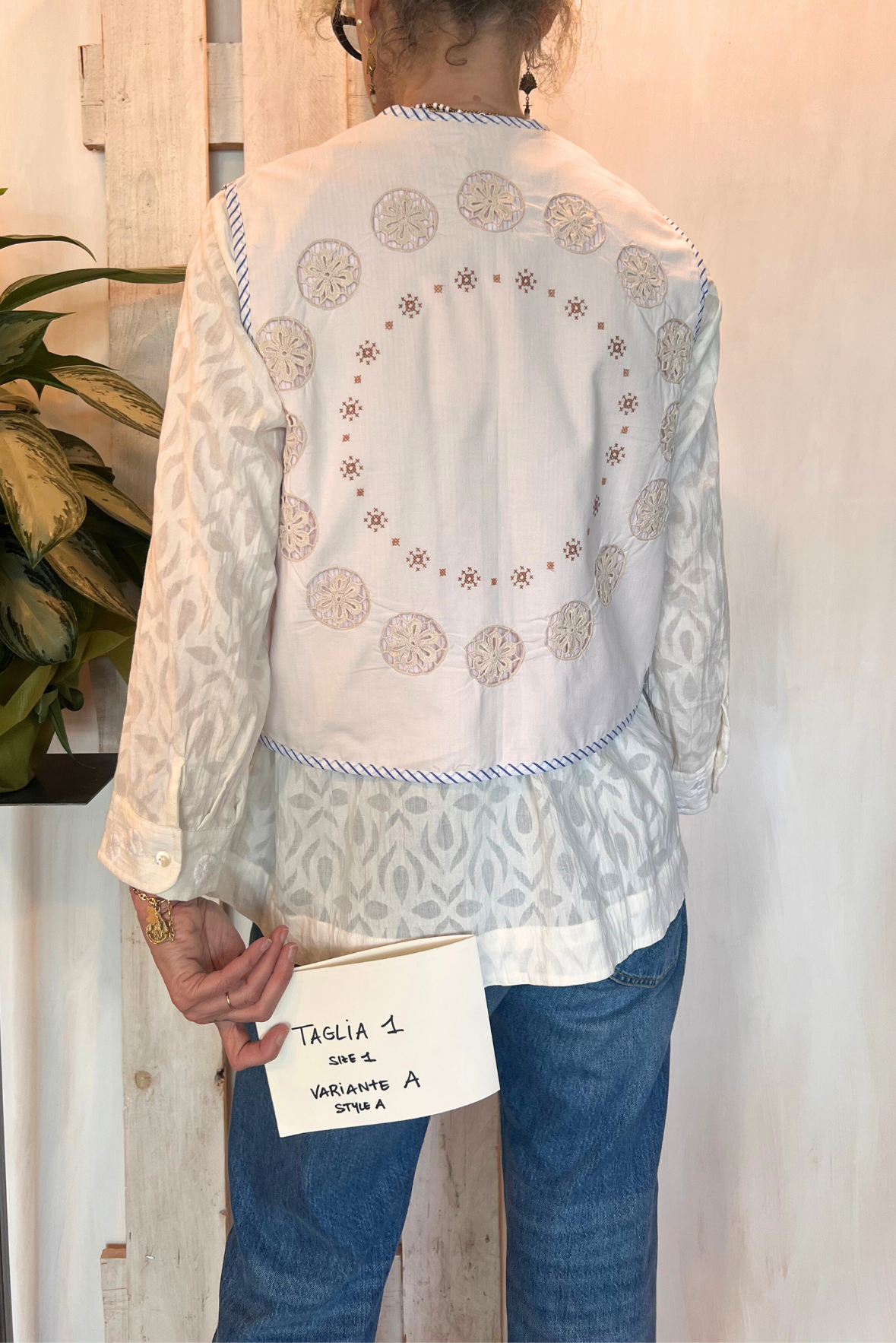 Gilet con ricami e laccetto