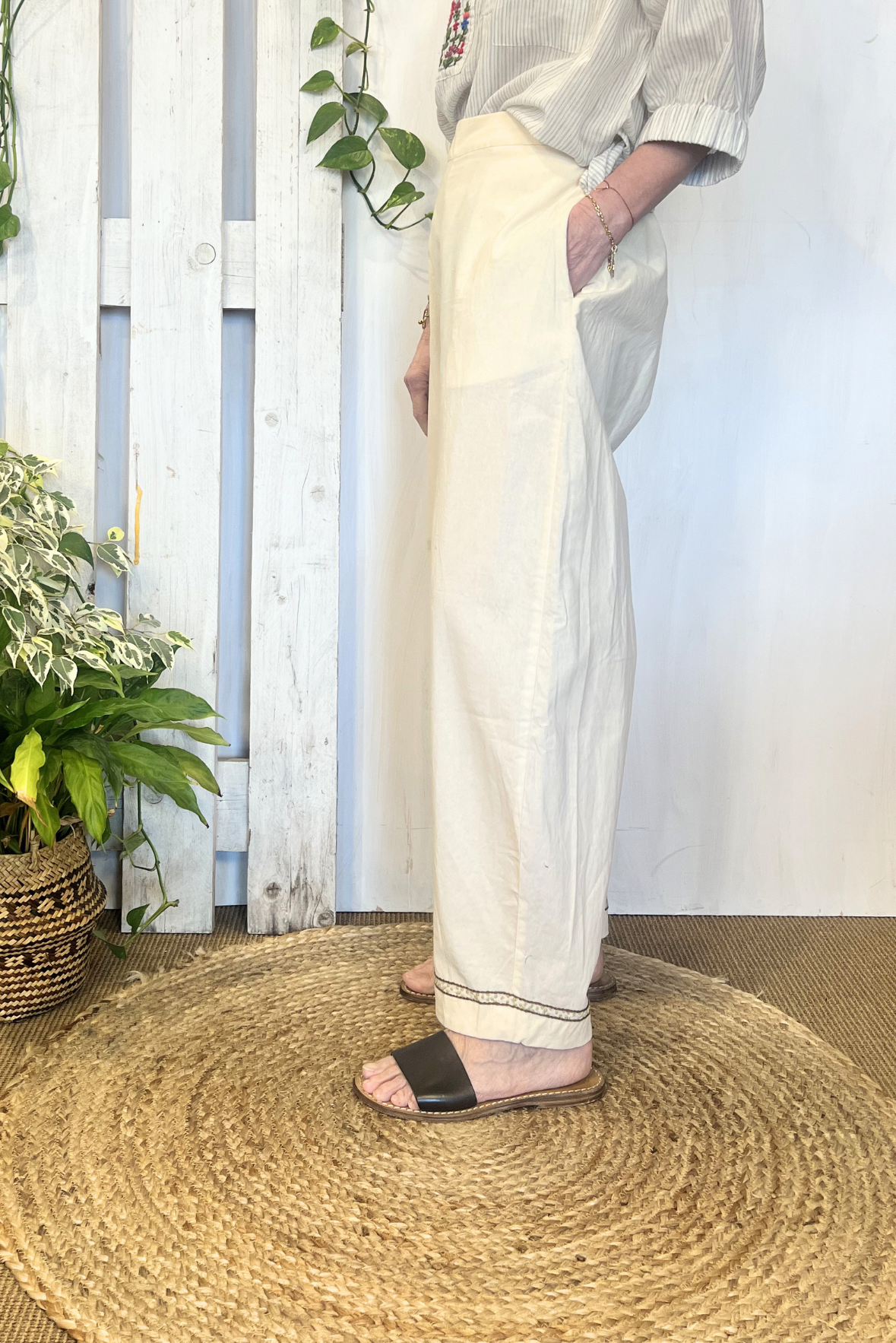 Pantalone in cotone con ricami