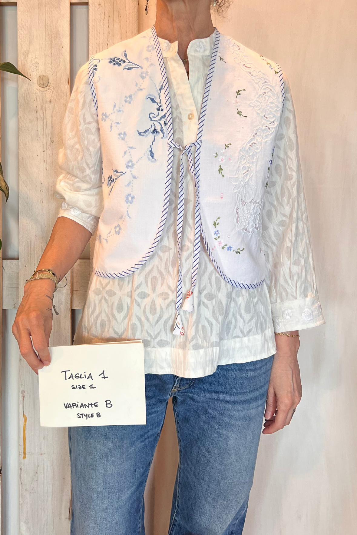Gilet con ricami e laccetto
