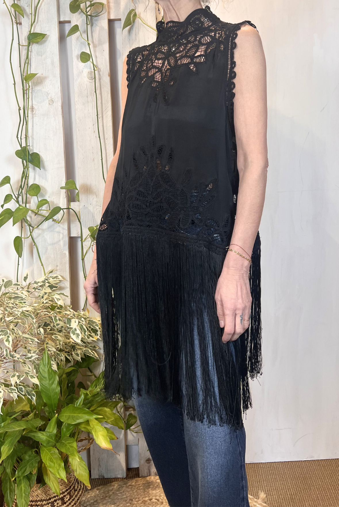 Gilet in viscosa con pizzo e frange