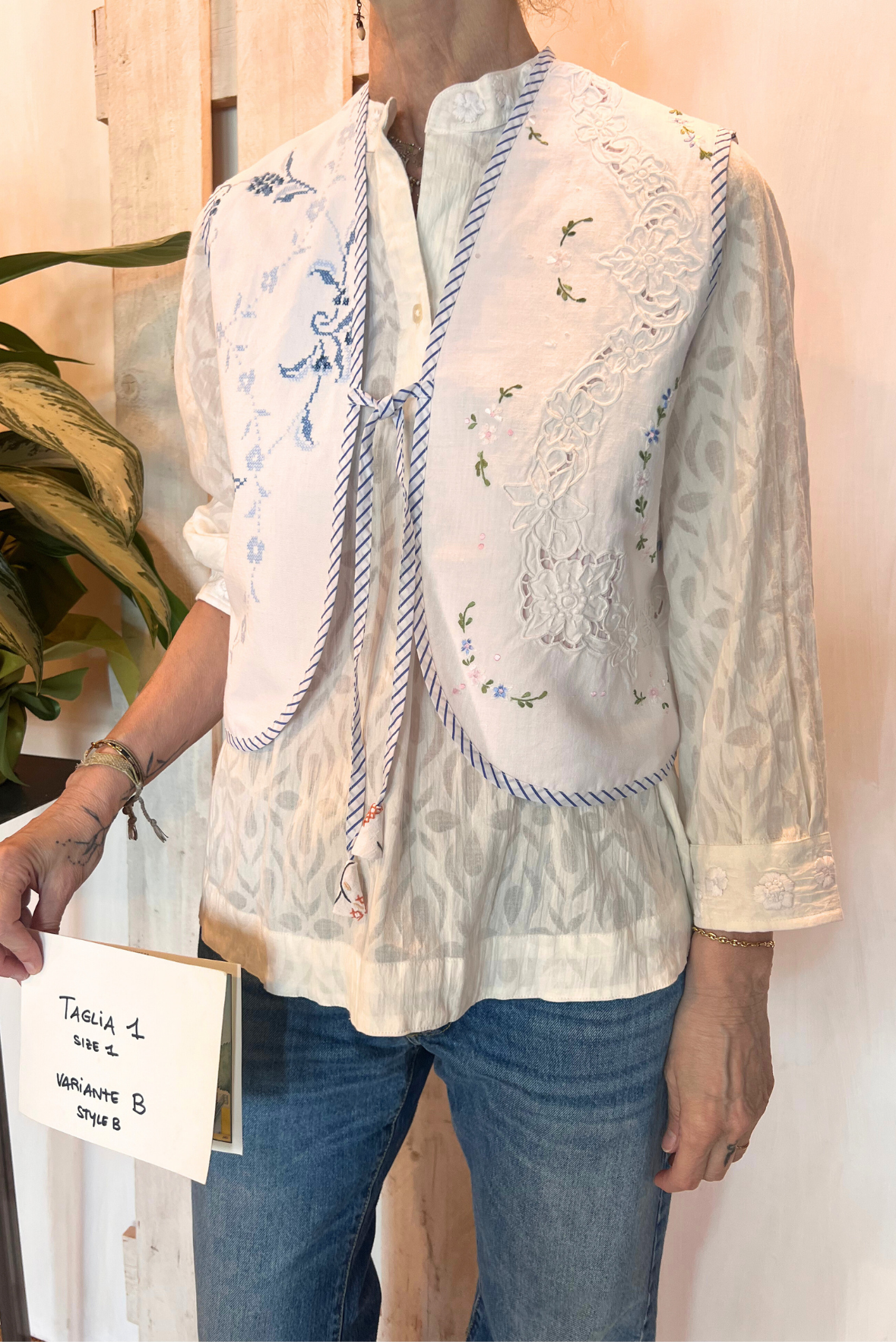 Gilet con ricami e laccetto