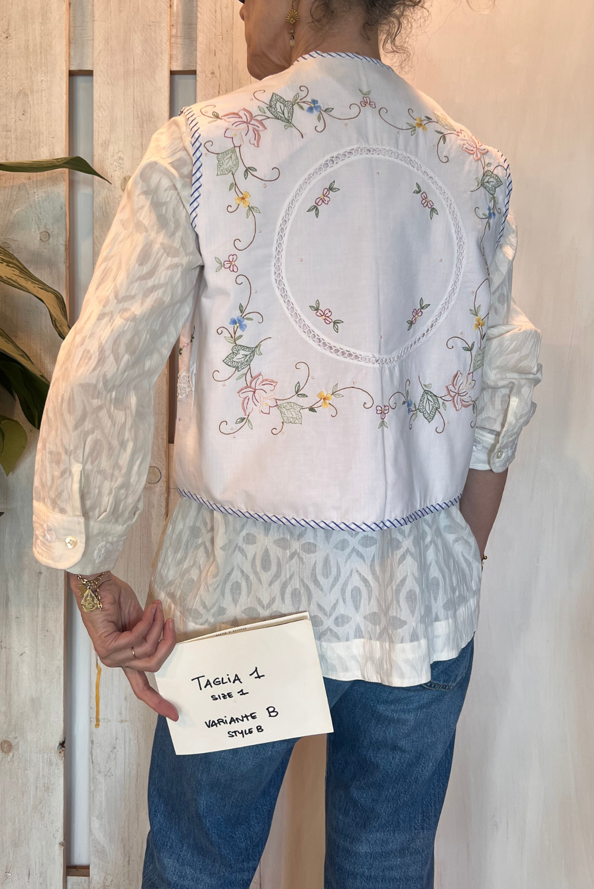 Gilet con ricami e laccetto