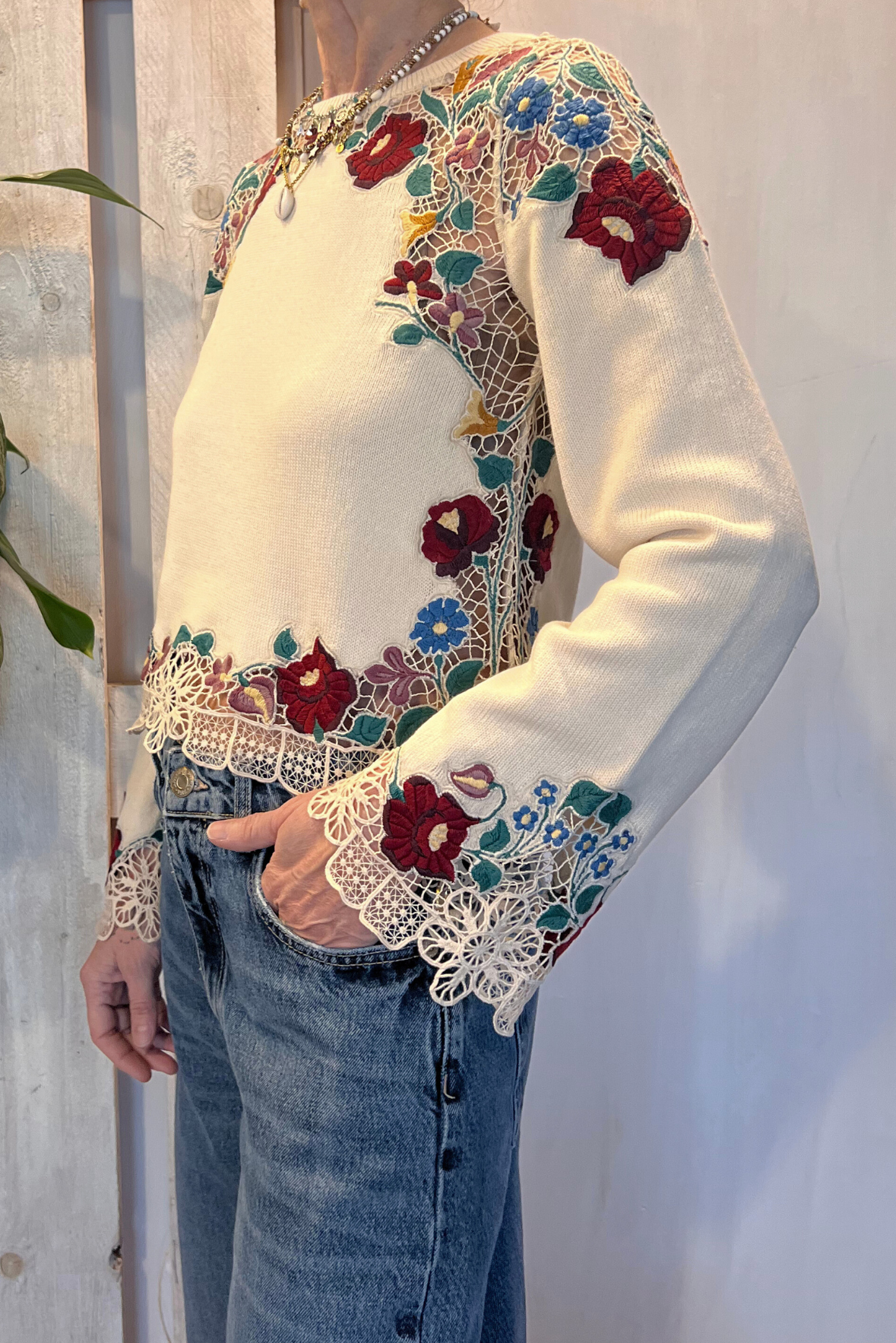 Maglia con ricami e pizzo