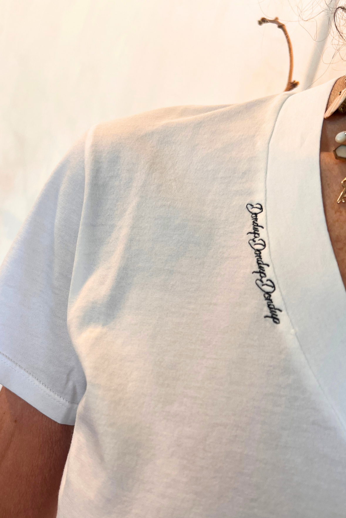 T-shirt a V con ricamo