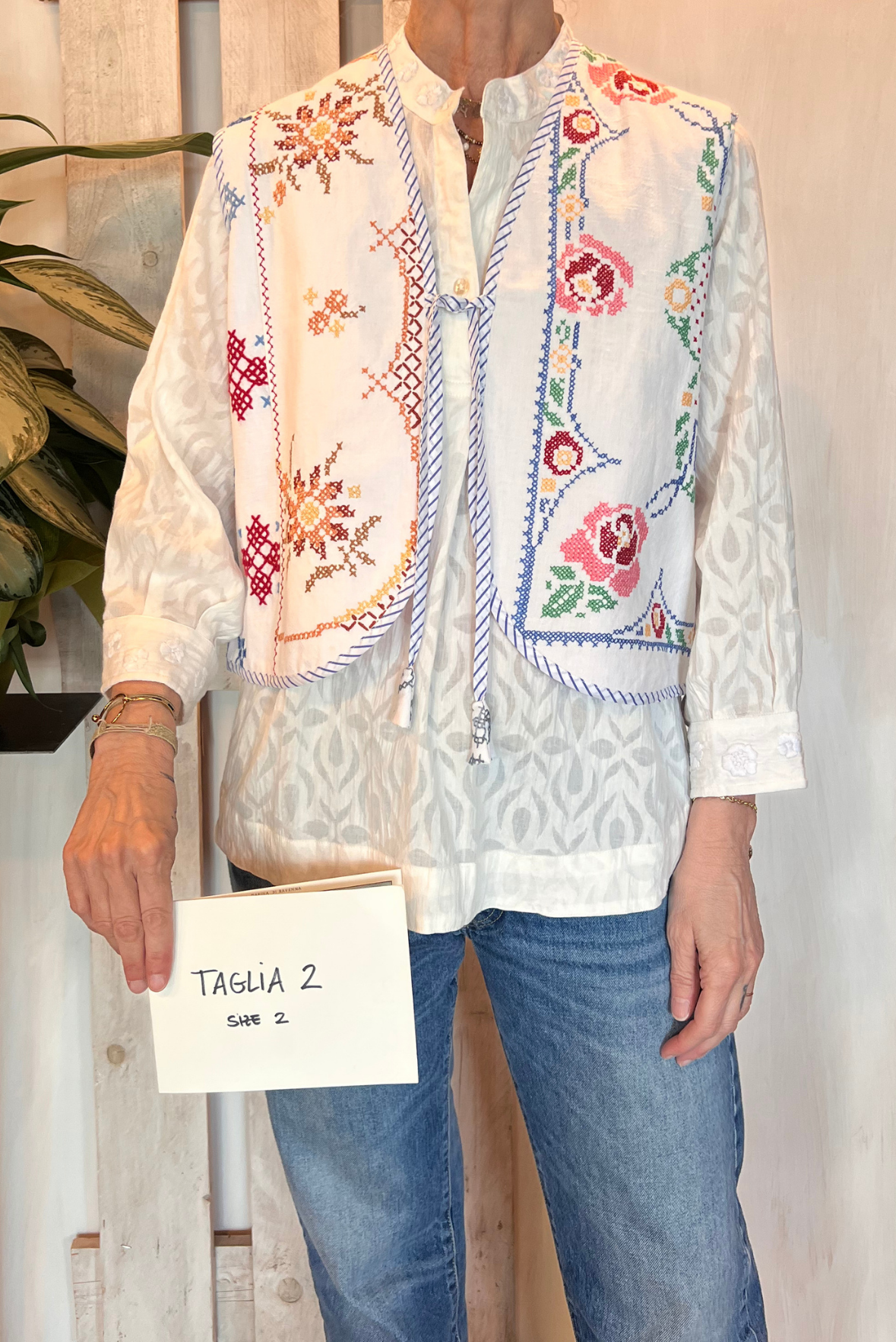 Gilet con ricami e laccetto