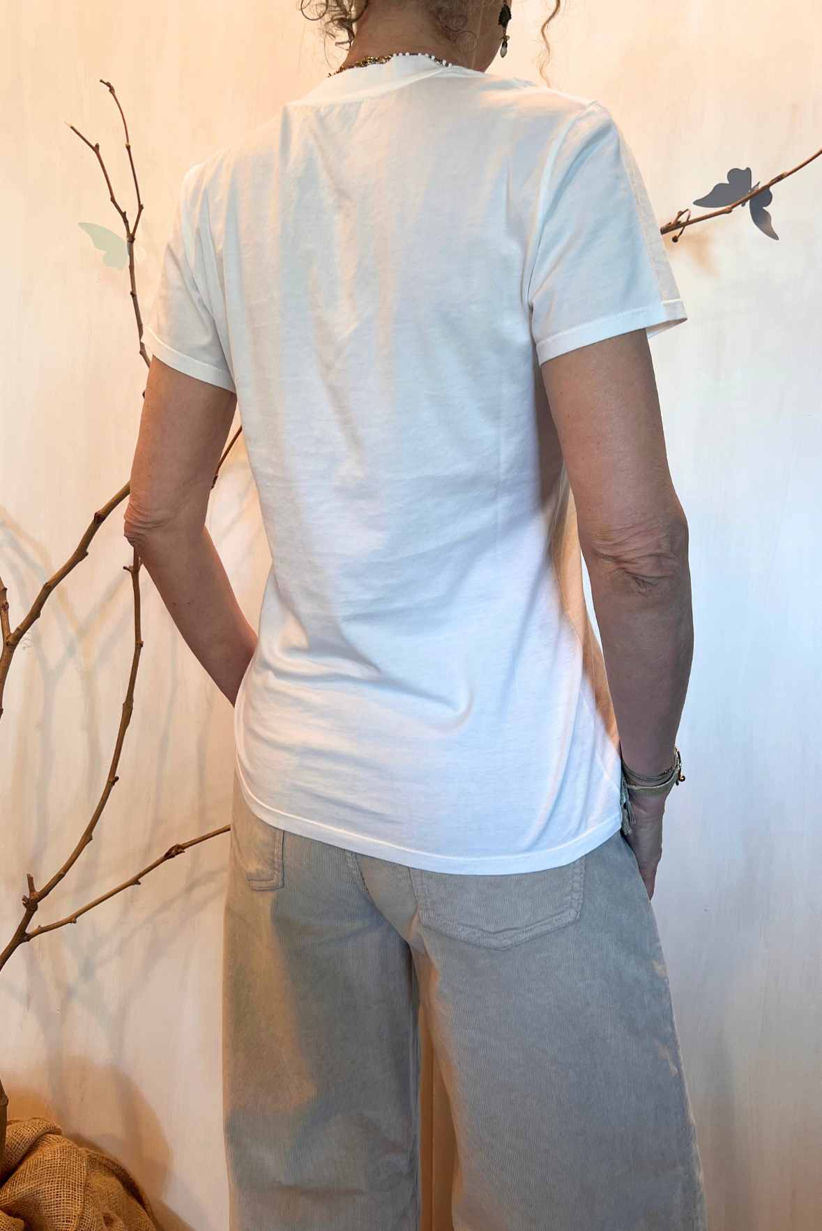 T-shirt a V con ricamo