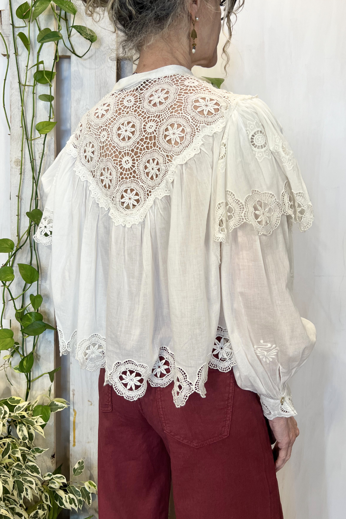 Camicia ruches con pizzo e ricami