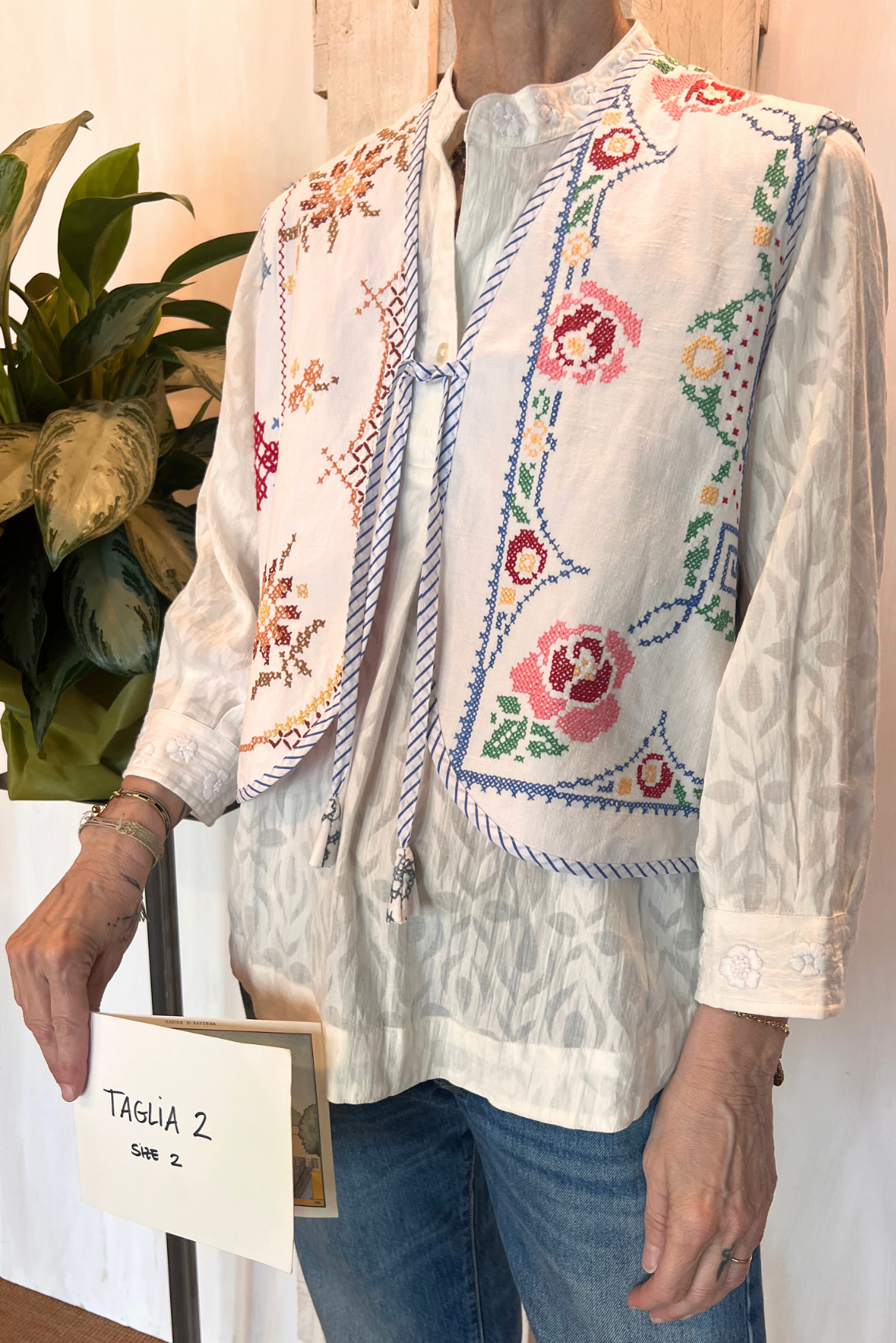 Gilet con ricami e laccetto
