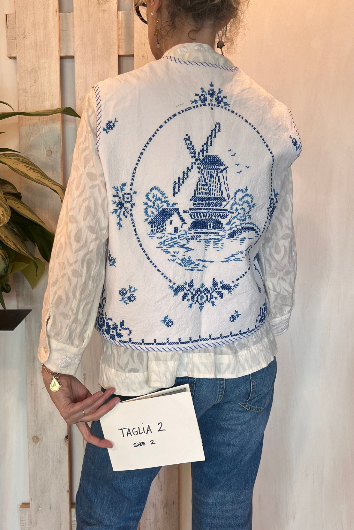 Gilet con ricami e laccetto