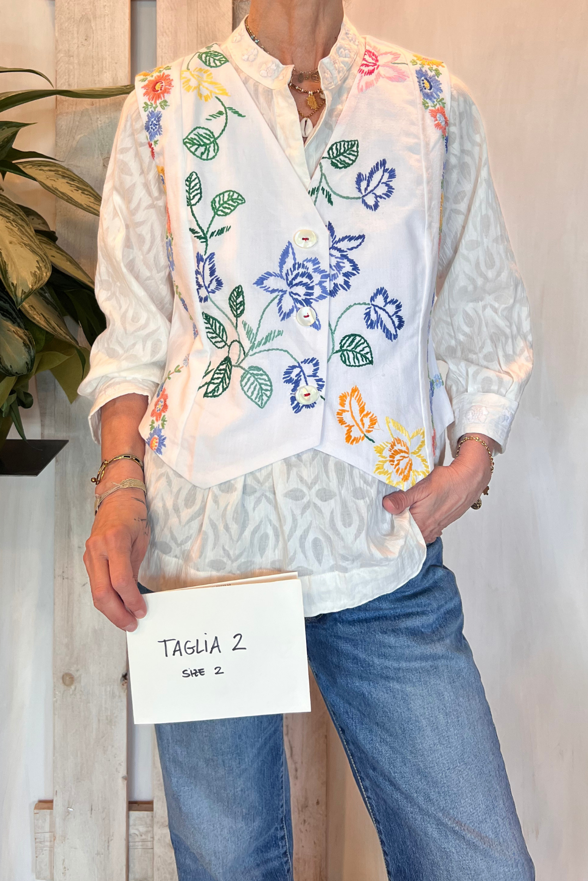 Gilet con ricami a contrasto