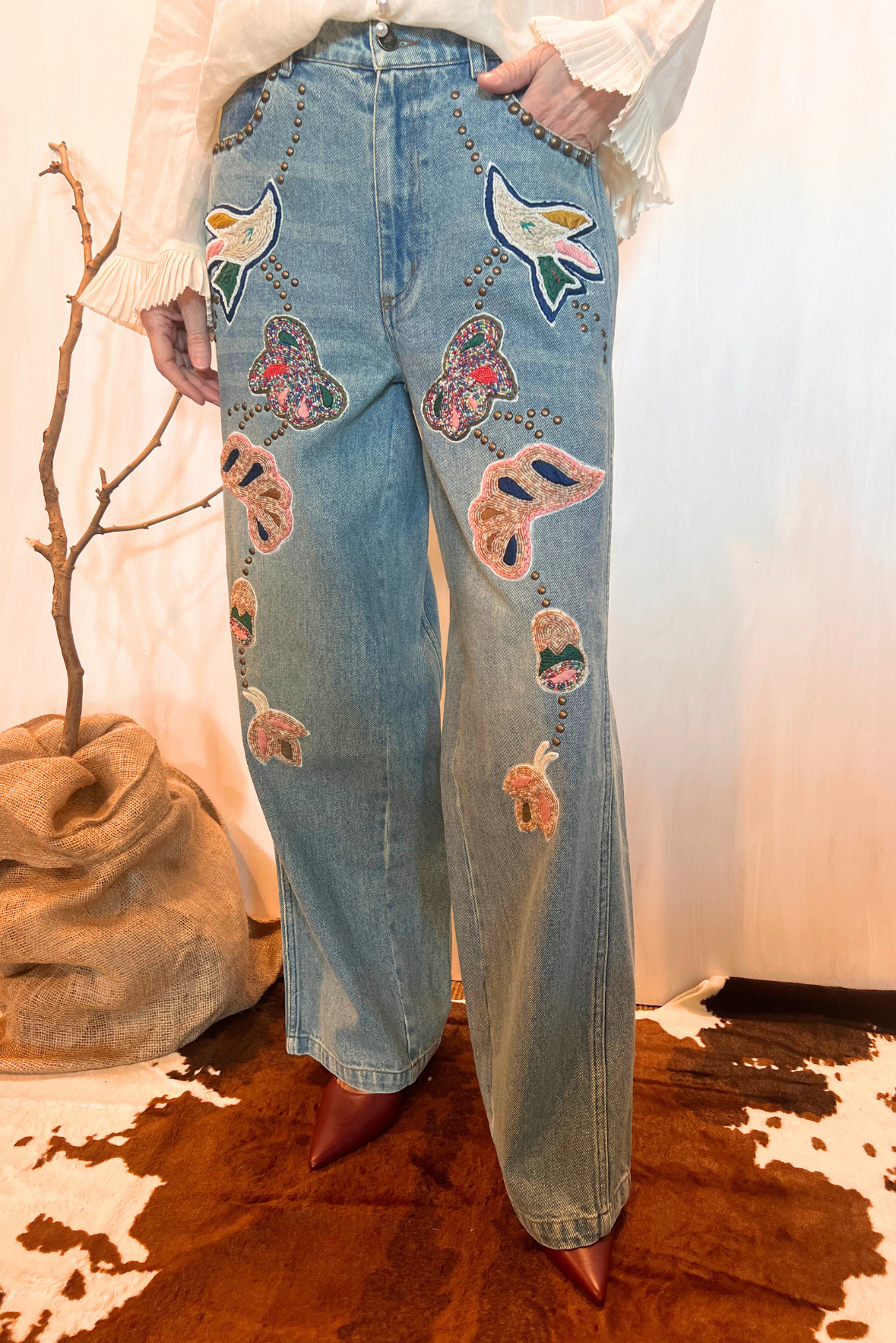 Jeans con maxi ricami e applicazioni