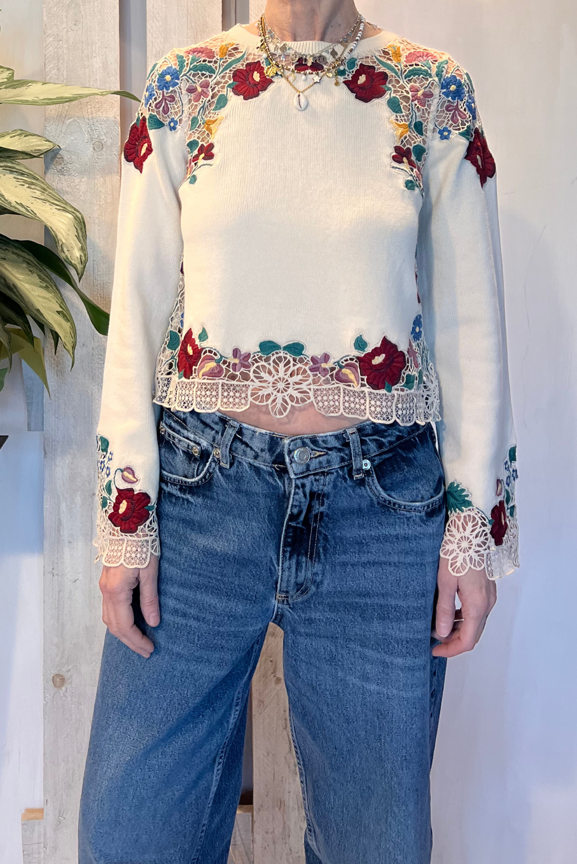Maglia con ricami e pizzo