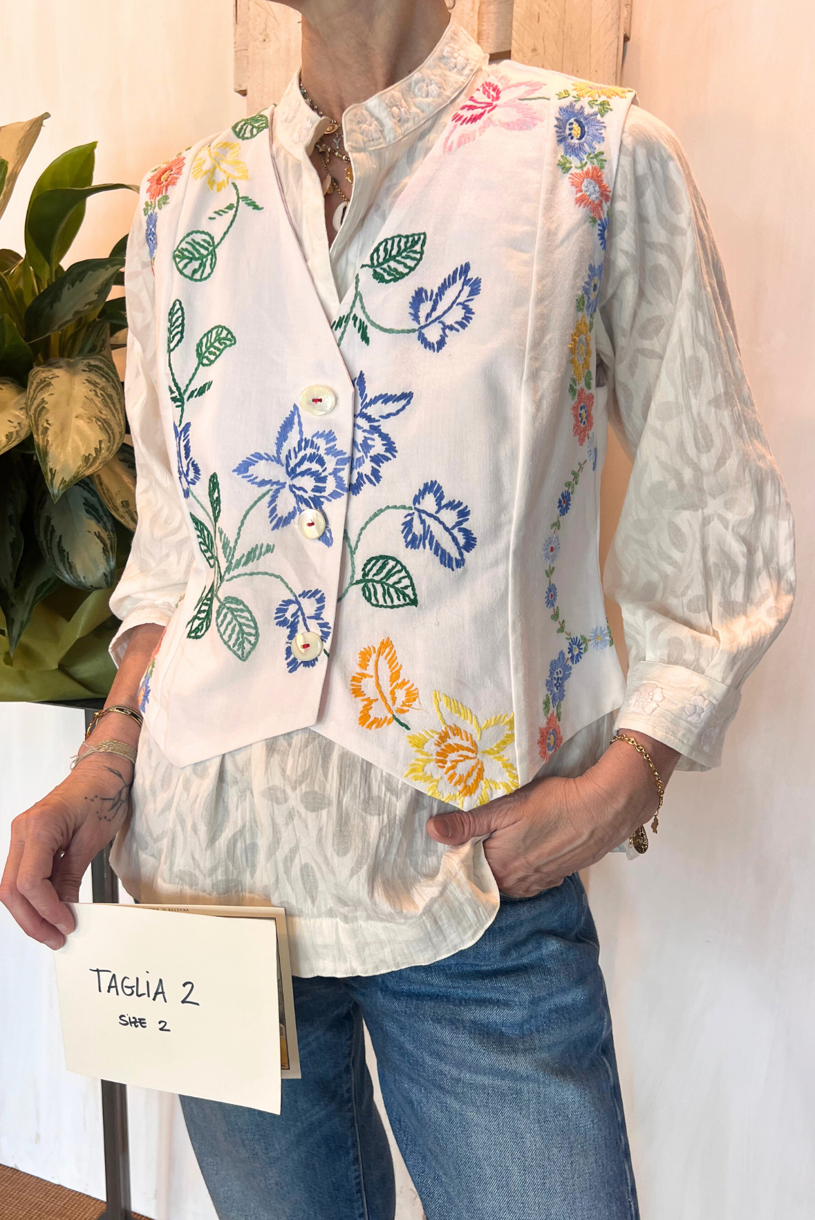 Gilet con ricami a contrasto