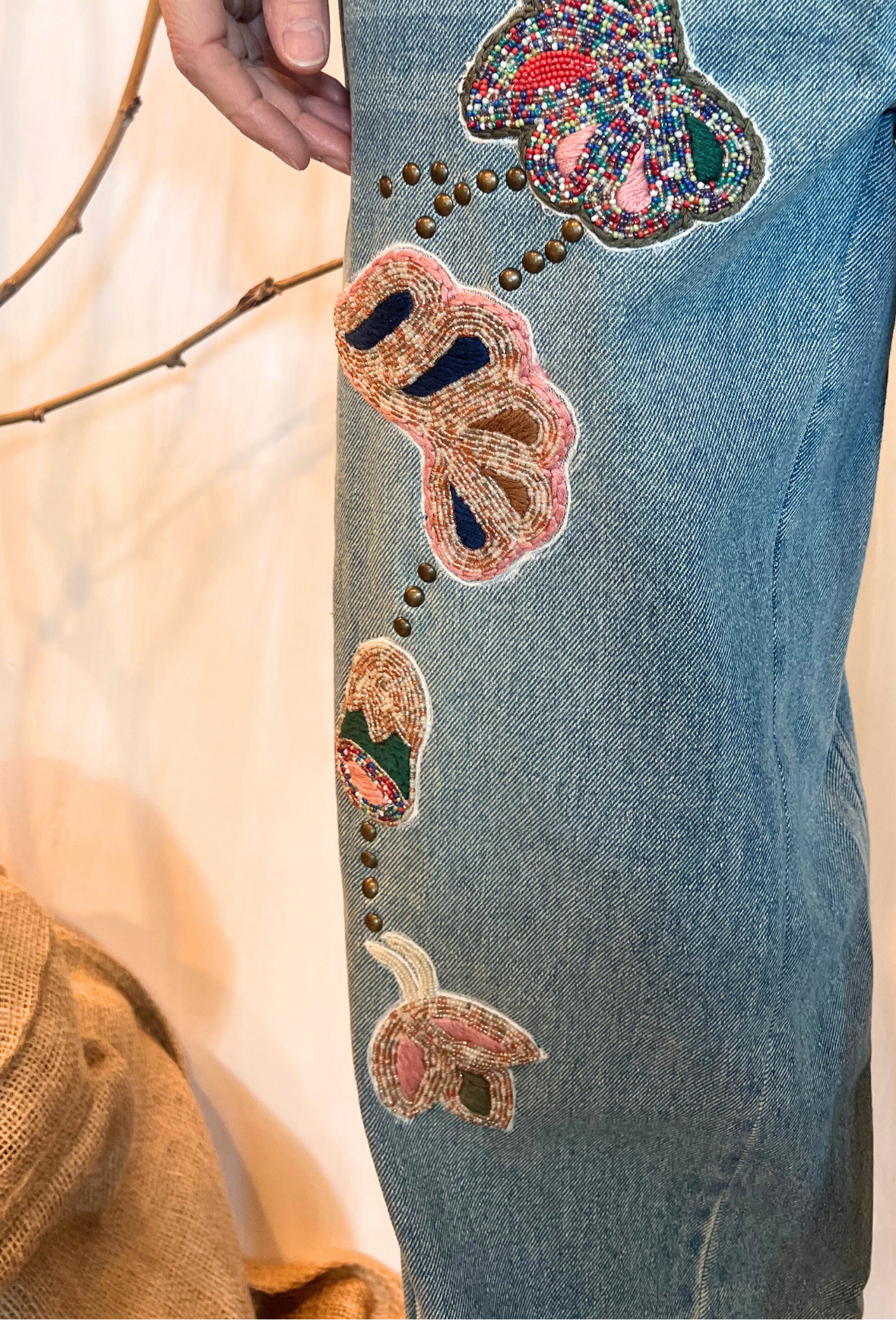 Jeans con maxi ricami e applicazioni