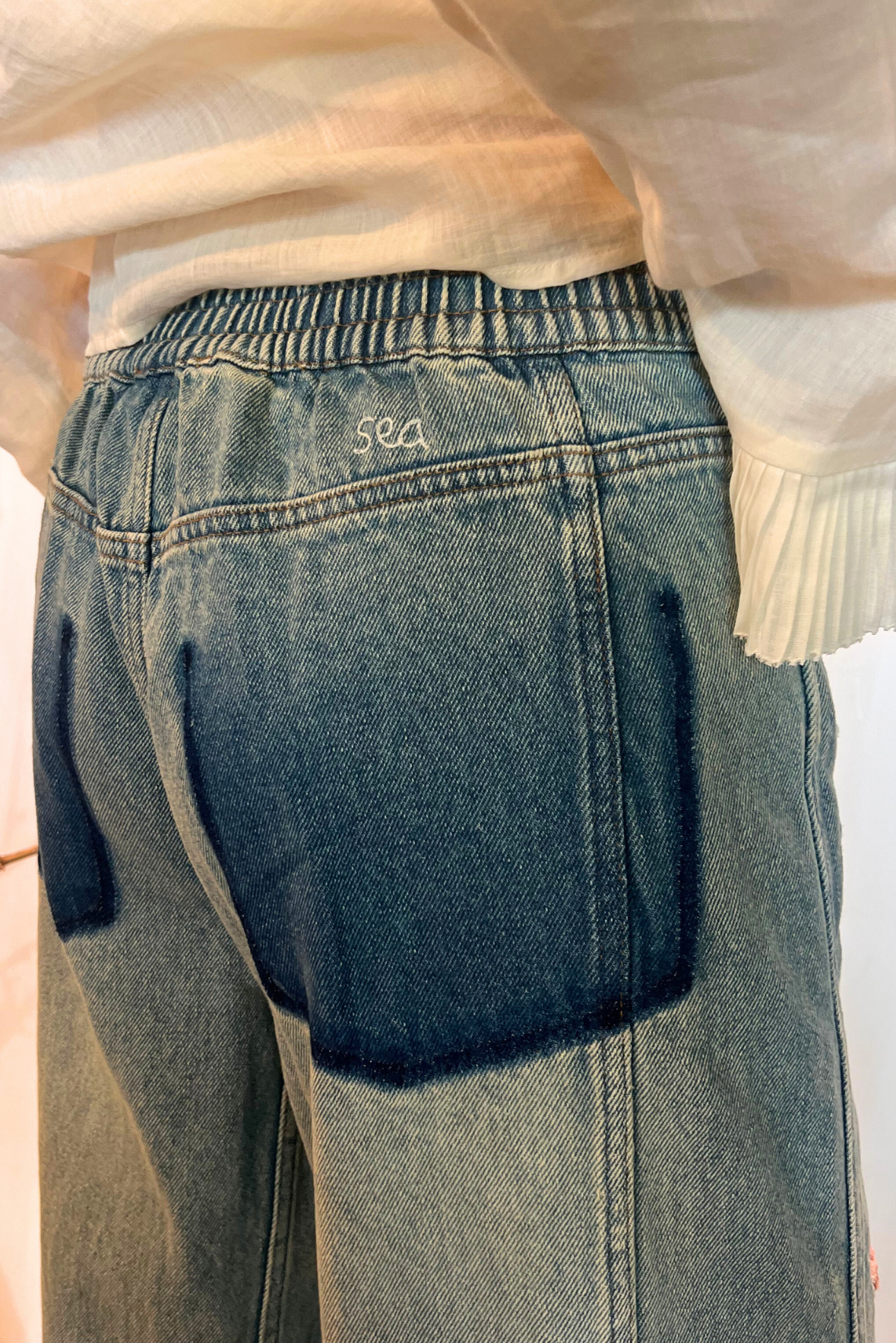 Jeans con maxi ricami e applicazioni