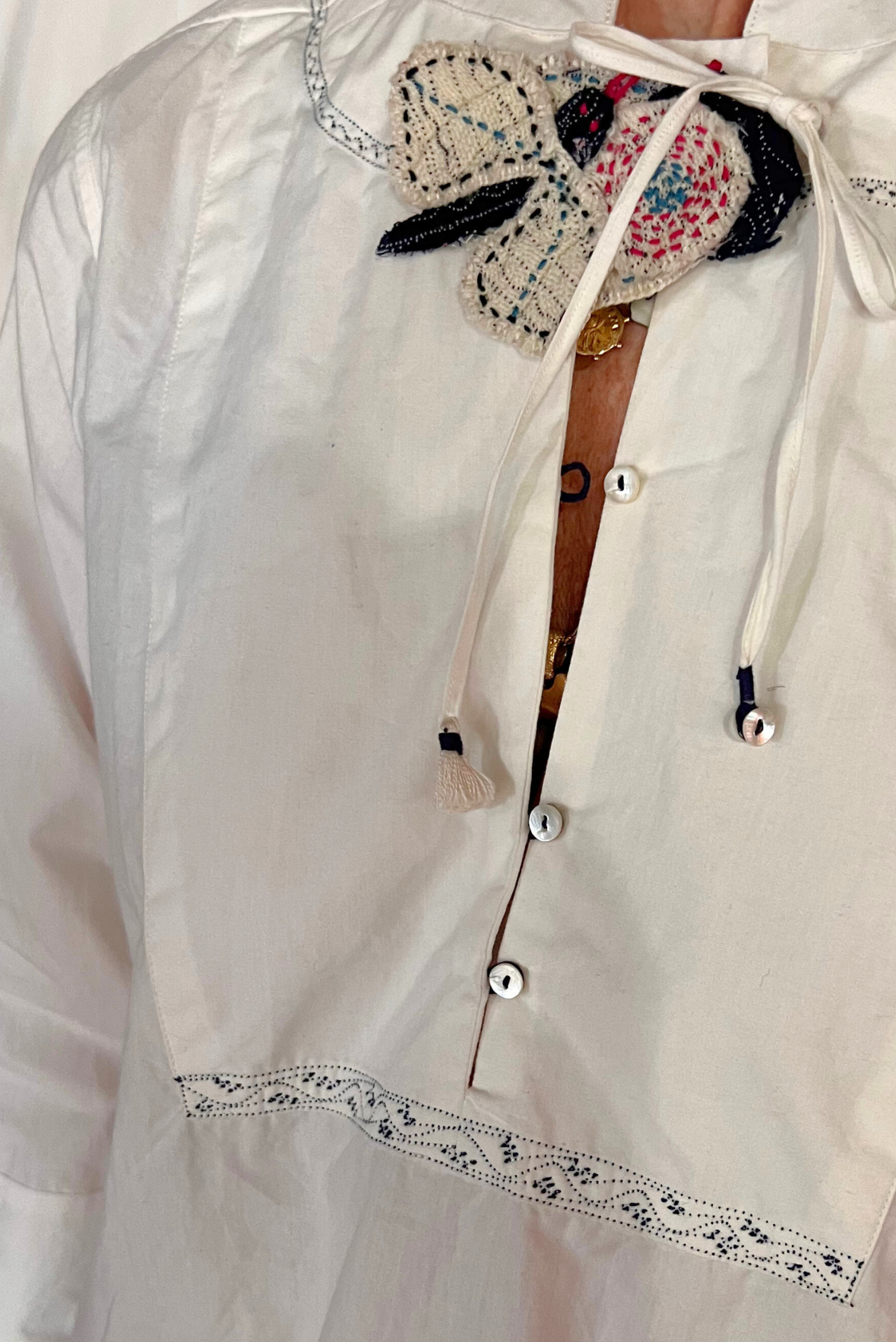 Blusa con ricami e spilla