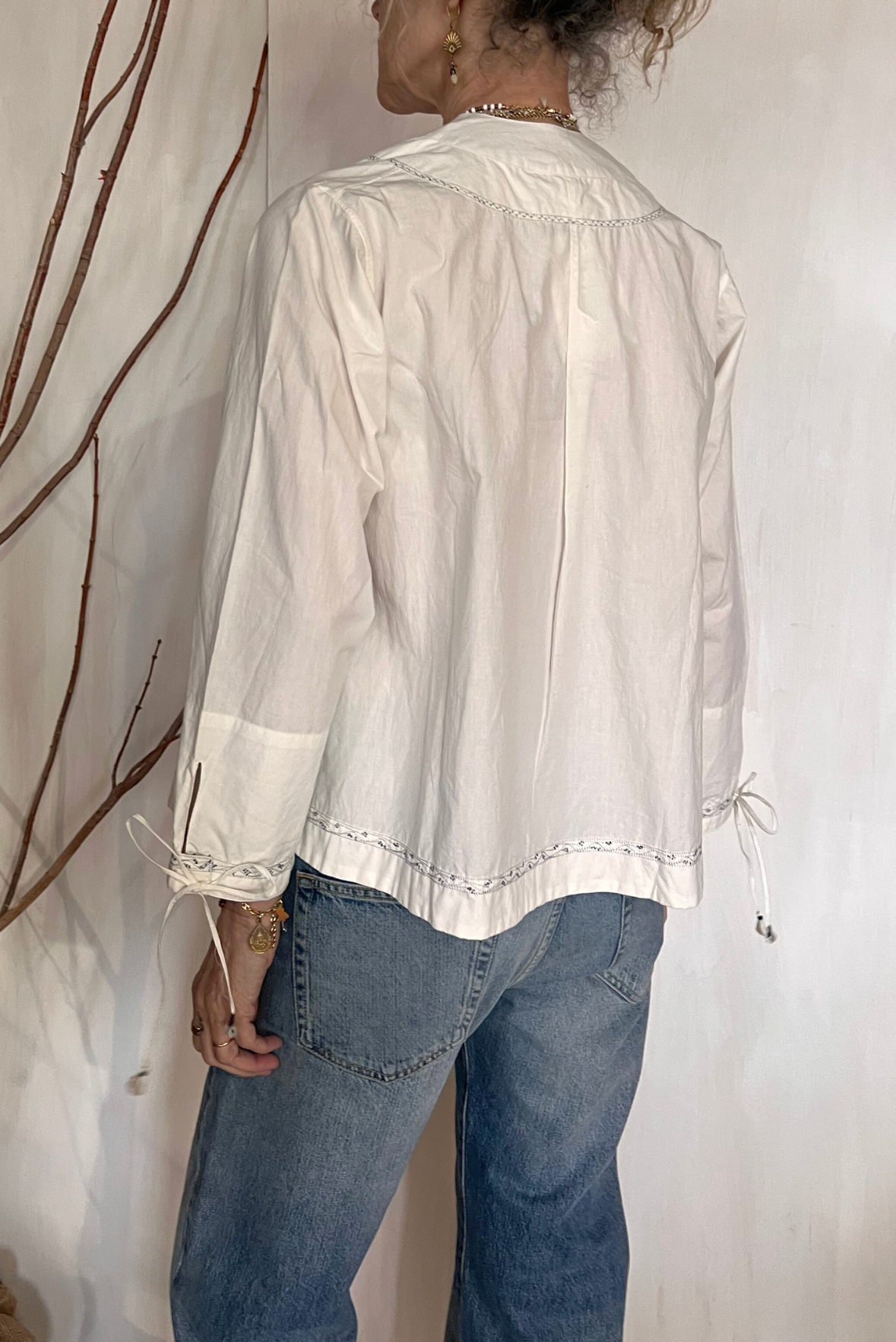 Blusa con ricami e spilla