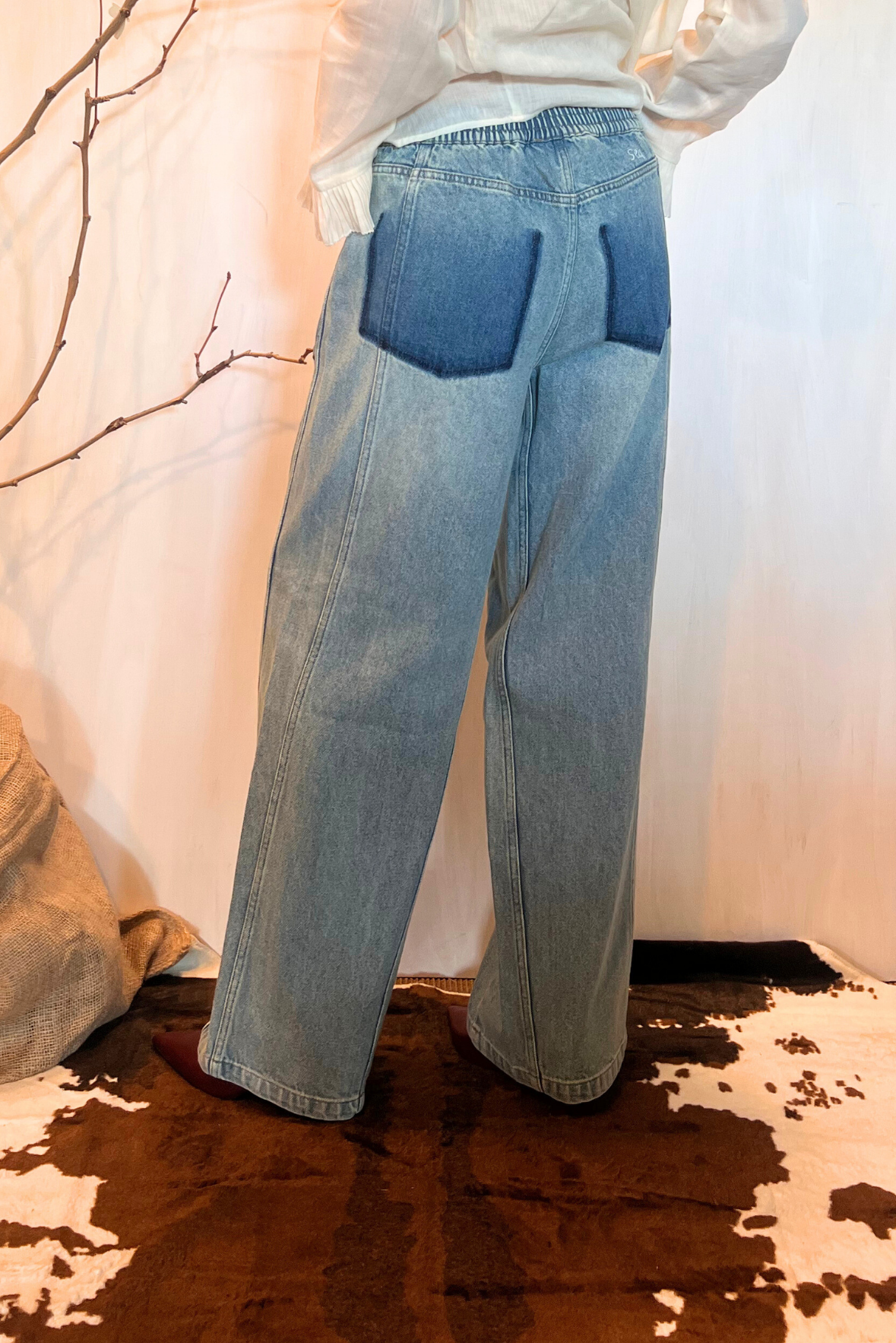 Jeans con maxi ricami e applicazioni