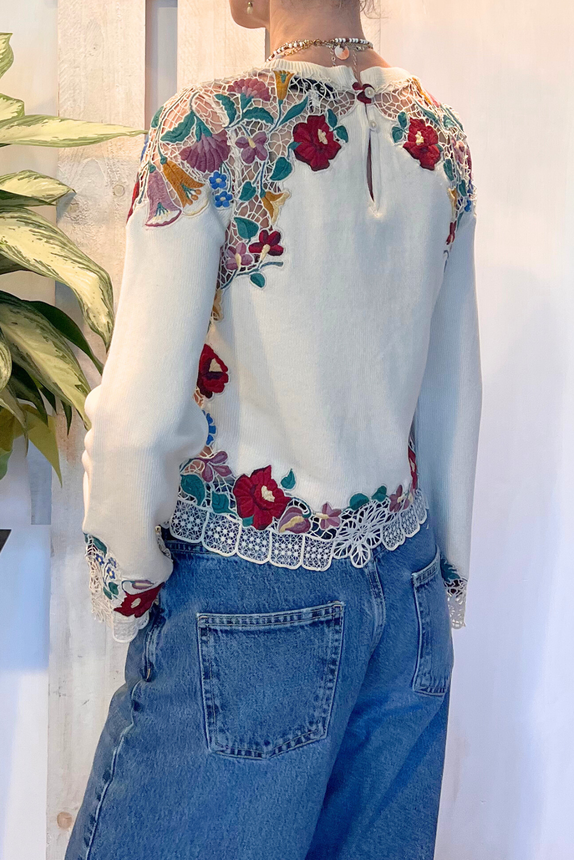 Maglia con ricami e pizzo