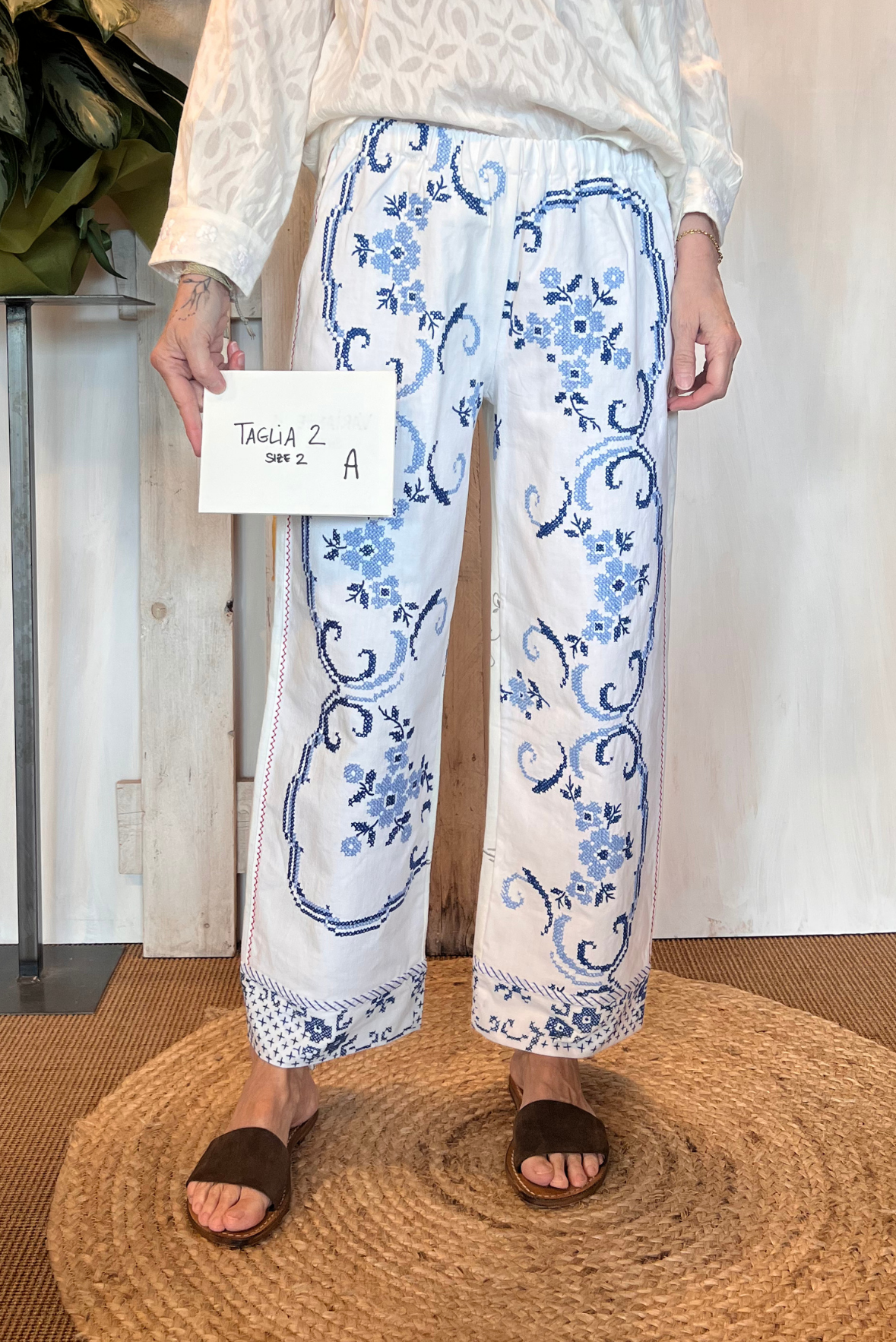 Pantalone con ricami