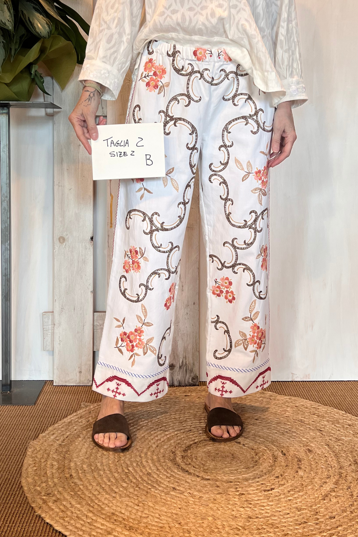 Pantalone con ricami