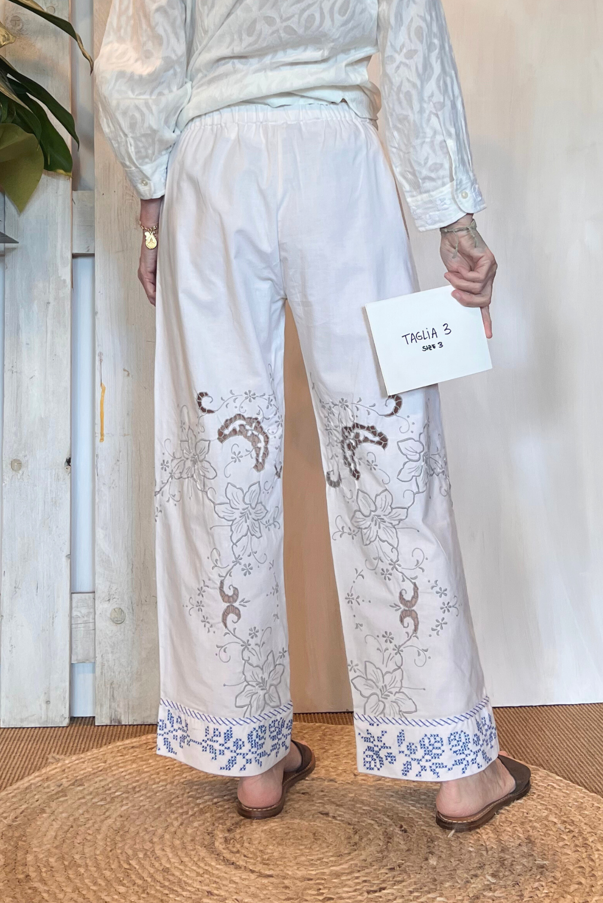 Pantalone con ricami