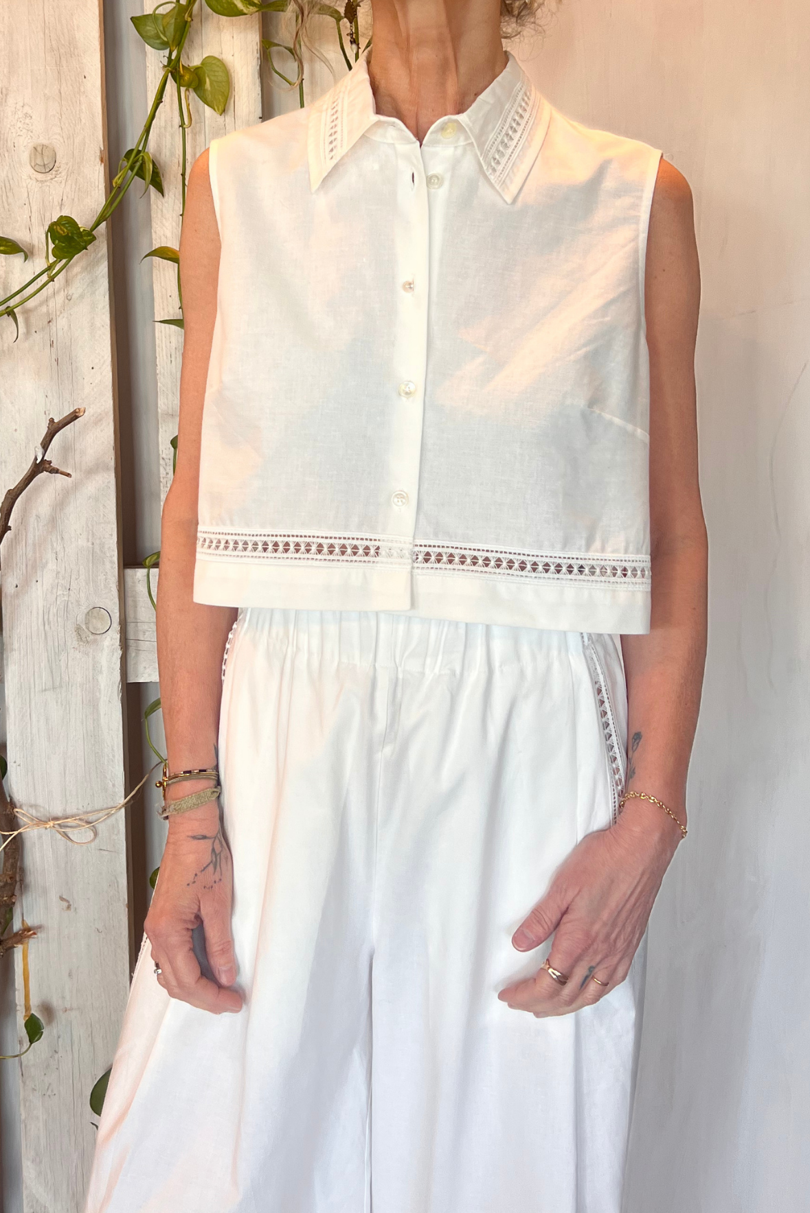 Camicia crop con ricami