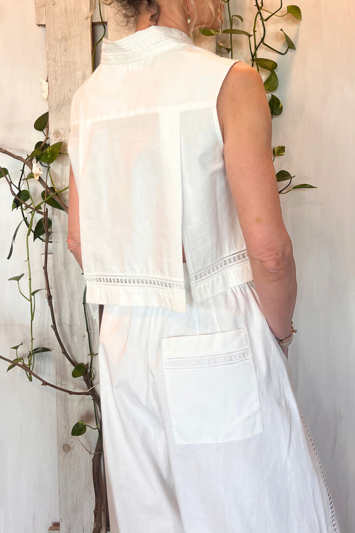 Camicia crop con ricami