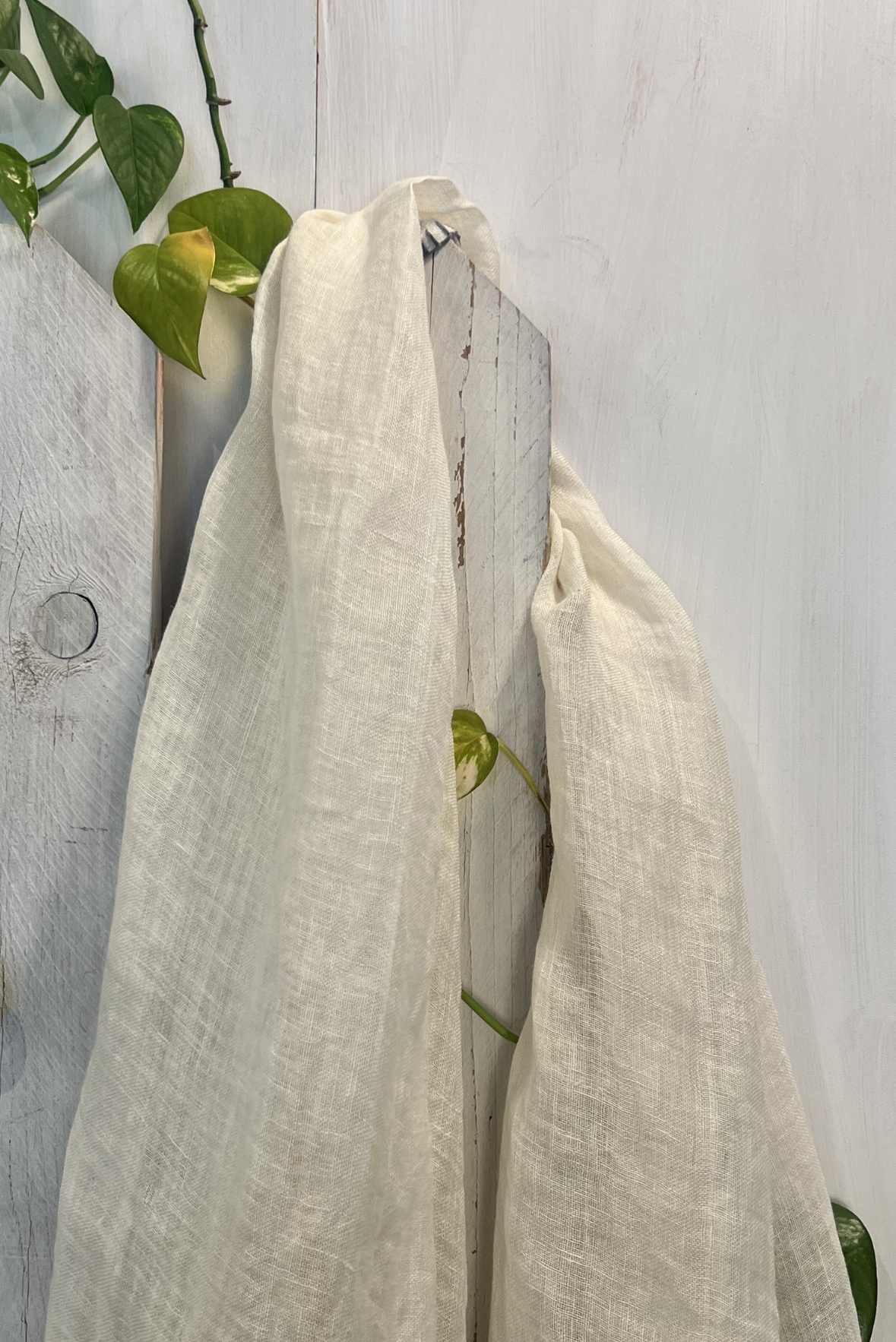Sciarpa pareo in lino con ricami