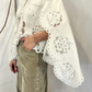 Blusa con pizzo e maxi maniche
